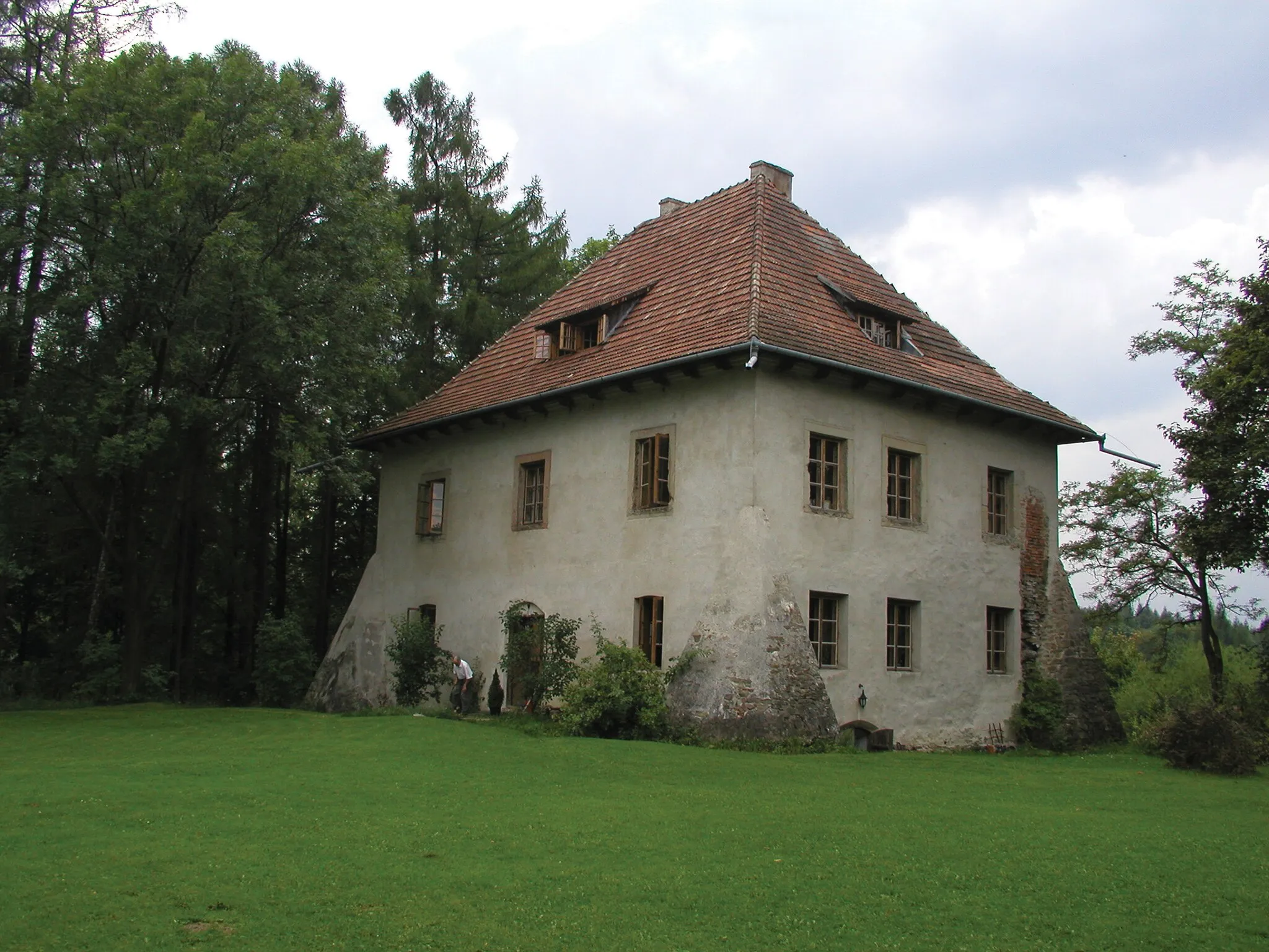 Photo showing: III Małopolskie Dni Dziedzictwa Kulturowego, wrzesień 2001
Wieś Wysoka położona jest, jak sama nazwa wskazuje, wysoko: 580 metrów n.p.m., ok. cztery kilometry na południe od Jordanowa, a otaczają ją wzgórza Beskidu Żywieckiego. Źródła pisane wspominają o niej w 1581 r., lecz wieś zapewne powstała wcześniej: przed 1581 r. należała do kasztelana krakowskiego Spytka Jordana z Zakliczyna nad Dunajcem, i w tymże roku przeszła na własność jego zięcia, wojewody kaliskiego, Kaspra Zebrzydowskiego. Przed rozbiorami dziedzicem Wysokiej był Józef Sierakowski, następnie Stadniccy i od 1793 r. – Larischowie. W XIX w. należała do Wężyków, a w 1. poł. XX w. do Żeleńskich, od których majątek po II wojnie światowej przejął Skarb Państwa. 
Dwór zbudowany w XVII w. był zamieszkiwany aż do 1848 r., kiedy to, opuszczony, pełnił rolę spichlerza. Wyremontowany w latach 1910- -1912, odzyskał funkcję rezydencji mieszkalnej. Jesienią 1939 r. budynek spłonął. W 1942 r. dokonano jego odbudowy i umieszczono w nim szkołę podstawową; później był użytkowany jako obiekt wypoczynkowy. W 1988 r. opuszczony i zrujnowany budynek kupili Anna i Antoni Pilchowie z Krakowa. Przeprowadzili gruntowną restaurację obiektu, przywracając dawne podziały wnętrz oraz przystosowując go do potrzeb mieszkalnych. 
Dwór wzniesiono z kamienia łamanego i cegły, na planie prostokąta. Naroża budynku wzmocnione są szkarpami, a ściany otynkowane. Piętrowy, podpiwniczony dwór nakrywa wysoki, czterospadowy dach ceramiczny, z czterema wystawkami w połaciach. Wokół dworu czytelne są ślady tarasowego ogrodu geometrycznego obramionego drzewami oraz późniejszego założenia o charakterze swobodnego parku krajobrazowego. 
Na parterze układ wnętrz dworu jest jednotraktowy, natomiast na wyższych kondygnacjach wprowadzono wtórne podziały. Głębokie, podzielone filarami piwnice nakrywają sklepienia kolebkowe z lunetami. Na parterze obszerna sień wiedzie do salonu (po lewej stronie) i do kuchni (po prawej). Sień i salon nakrywają sklepienia kolebkowe z lunetami, a kuchnię drewniany strop. Z sieni na piętro prowadzą szerokie, drewniane schody. Pomieszczenia piętra nakryte są, podobnie jak kuchnia, stropami drewnianymi. Otwory wejściowe na parterze zdobią proste, kamienne obramienia wczesnobarokowe. 
Przy dworze działa Fundacja „Lutnia Staropolska”, prowadząca studia nad kulturą i muzyką dawną, oraz Bractwo Lutni z Dworu na Wysokiej – zespół wykonujący wokalną i wokalno- -instrumentalną muzykę renesansową.
---
The Manor House 
in Wysoka
The name of the village (“Wysoka” means “high”) describes its situation – 580 metres above sea level. The village is located four kilometres south of Jordanów and is surrounded by the hills of the Beskid Żywiecki. The first written references to Wysoka date back to 1581 but the village was presumably founded earlier. It belonged to Spytek Jordan of Zakliczyn, the castellan of Kraków, and in the same year was inherited by his son-in-law – Kasper Zebrzydowski, the Voivode of Kalisz. Before the partition of Poland, Józef Sierakowski was the Lord of Wysoka, followed by the Stadnicki family and – from 1793 – the Larisch family. In the 19th century the village belonged to the Wężyk family and in the first half of the 20th century it was a part of the Zeleńskis’ family estate, which was nationalised after 1945. 
The 17th-century manor house was inhabited until 1848 and from that date onwards it was used as a granary. After being renovated in 1910-1912, it came back into residential use. In 1939 the building was destroyed by a fire but it was reconstructed in 1942 being converted into a primary school; later on it was again converted into a holiday centre. The desolate and ruined manor house was sold to Anna and Antoni Pilch in 1988. They carried out an extensive renovation of the house, restored the original layout of the rooms and adapted it for residential purposes. 
The original rectangular building was made of stone blocks and brick. The quoins were reinforced with buttresses and the entire structure was covered with plaster. The two-storey house with basements is covered with a tall, hipped, ceramic tile roof with four gables. Traces of a geometrical terraced garden surrounded by trees, and of a later landscape park, are still discernible around the house. 
The layout of the rooms on the ground floor provides for a single circulation route while the upper floors were later divided into two separate circulation routes. The shallow cellars divided by pillars are covered with groin vaults. The huge hall on the ground floor opens to the living room (on the right) and the kitchen (on the left). The hall and the living room lie under groin vaults, while the kitchen has a wooden ceiling. The wide wooden staircase ascends from the hall to the first floor whose rooms also have wooden ceilings. The entrances to the ground-floor rooms are framed with early- Baroque, stone decorations. 
The manor house is the headquarters of the Lutnia Staropolska Foundation, which endeavours to study ancient Polish culture and music, and of the ensemble called Bractwo Lutni z Dworu na Wysokiej (Wysoka Manor Fraternity of the Lute) who perform vocal and instrumental pieces of Renaissance music.

(www.dnidziedzictwa.pl)