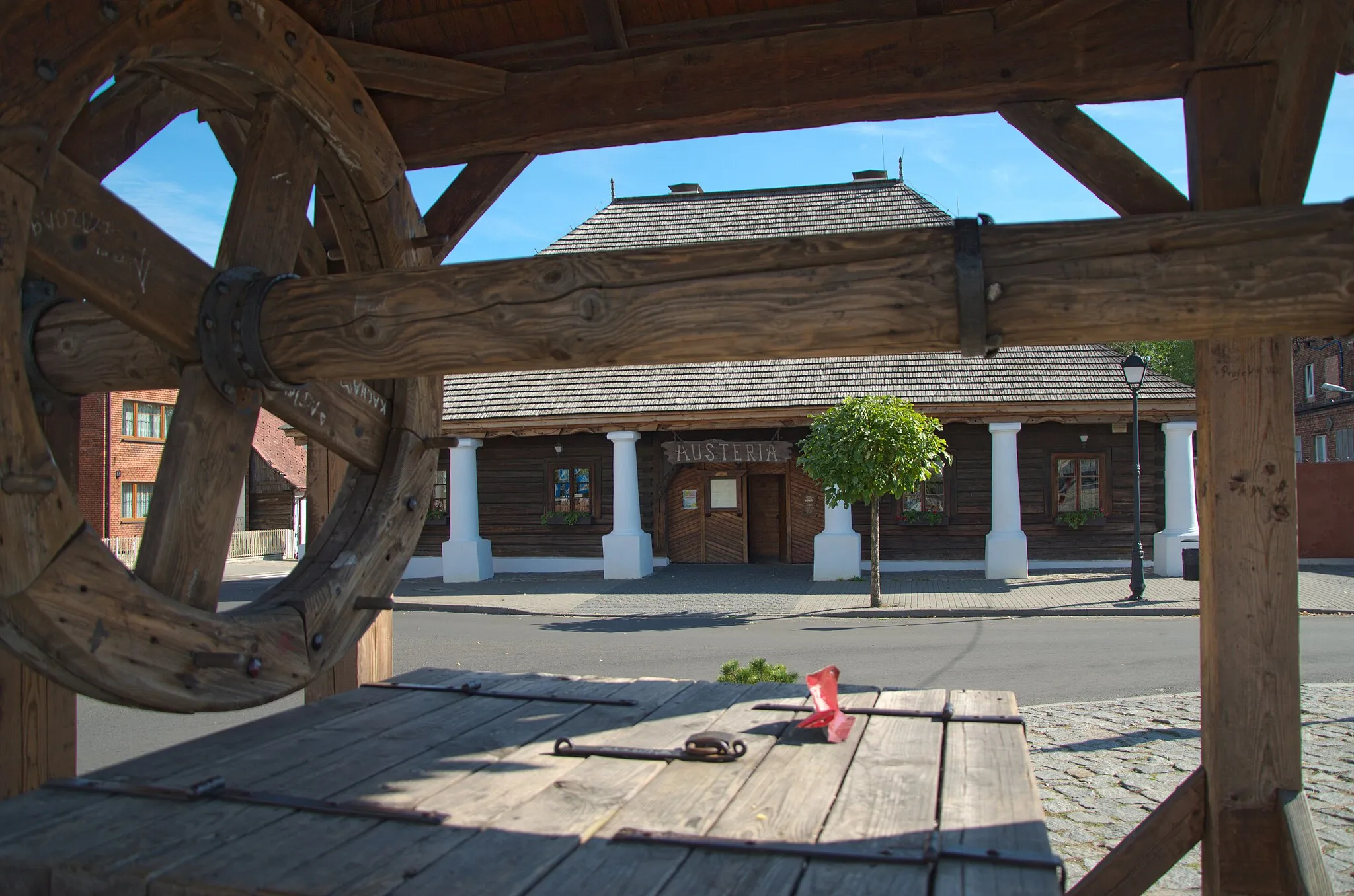 Photo showing: Sławków, Rynek 2 - budynek dawnej karczmy zwanej Austerią, drewniany, z podcieniem, wzniesiony w 1771 r. (zabytek nr A 1591/95 20.06.1995)