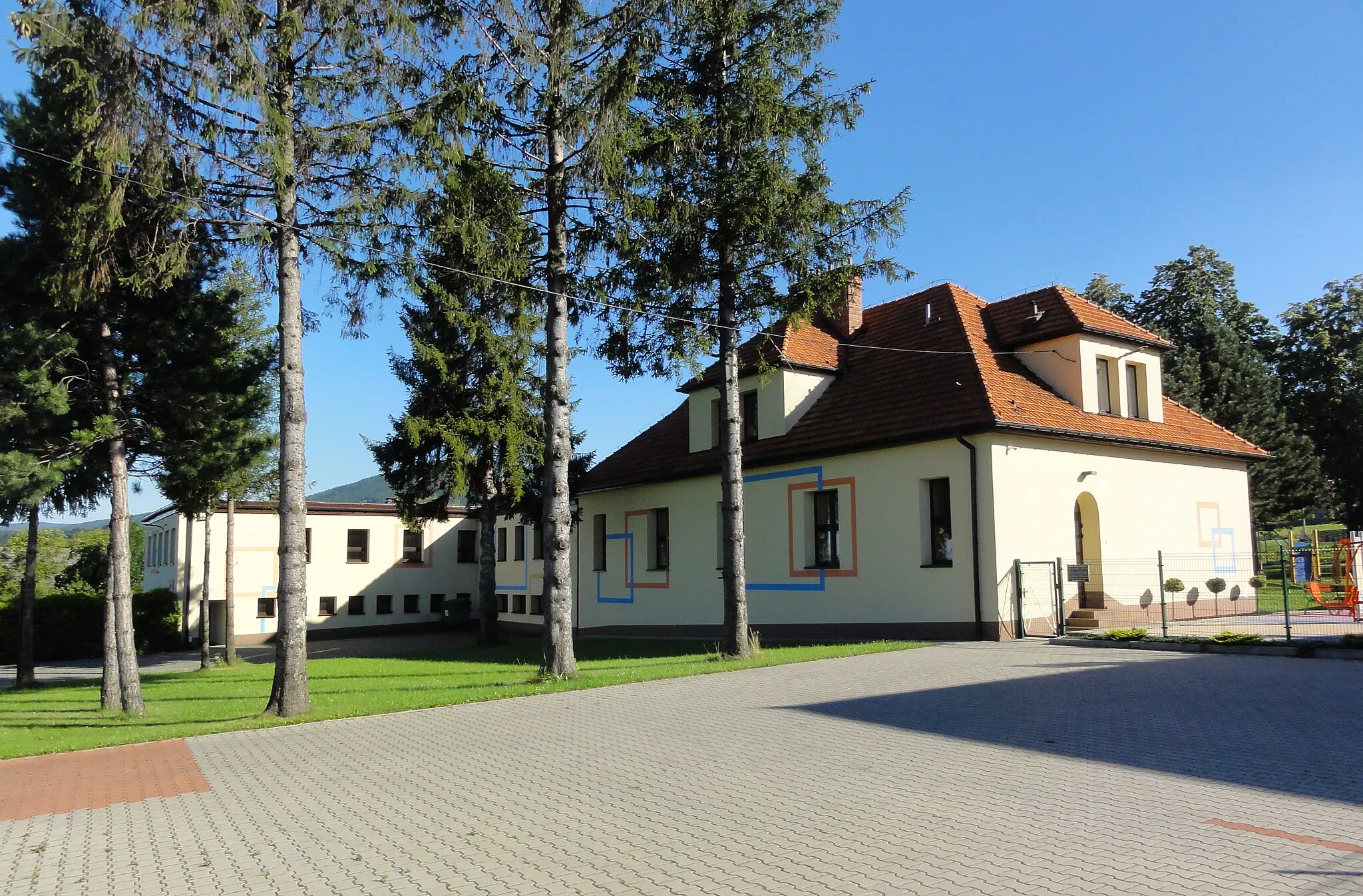 Photo showing: A school in Brzezinka (powiat wadowicki)
