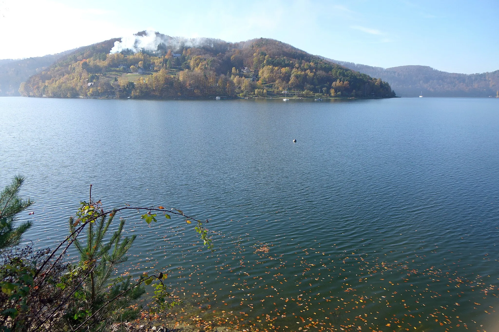 Photo showing: Jezioro Rożnowskie i Ostra Góra