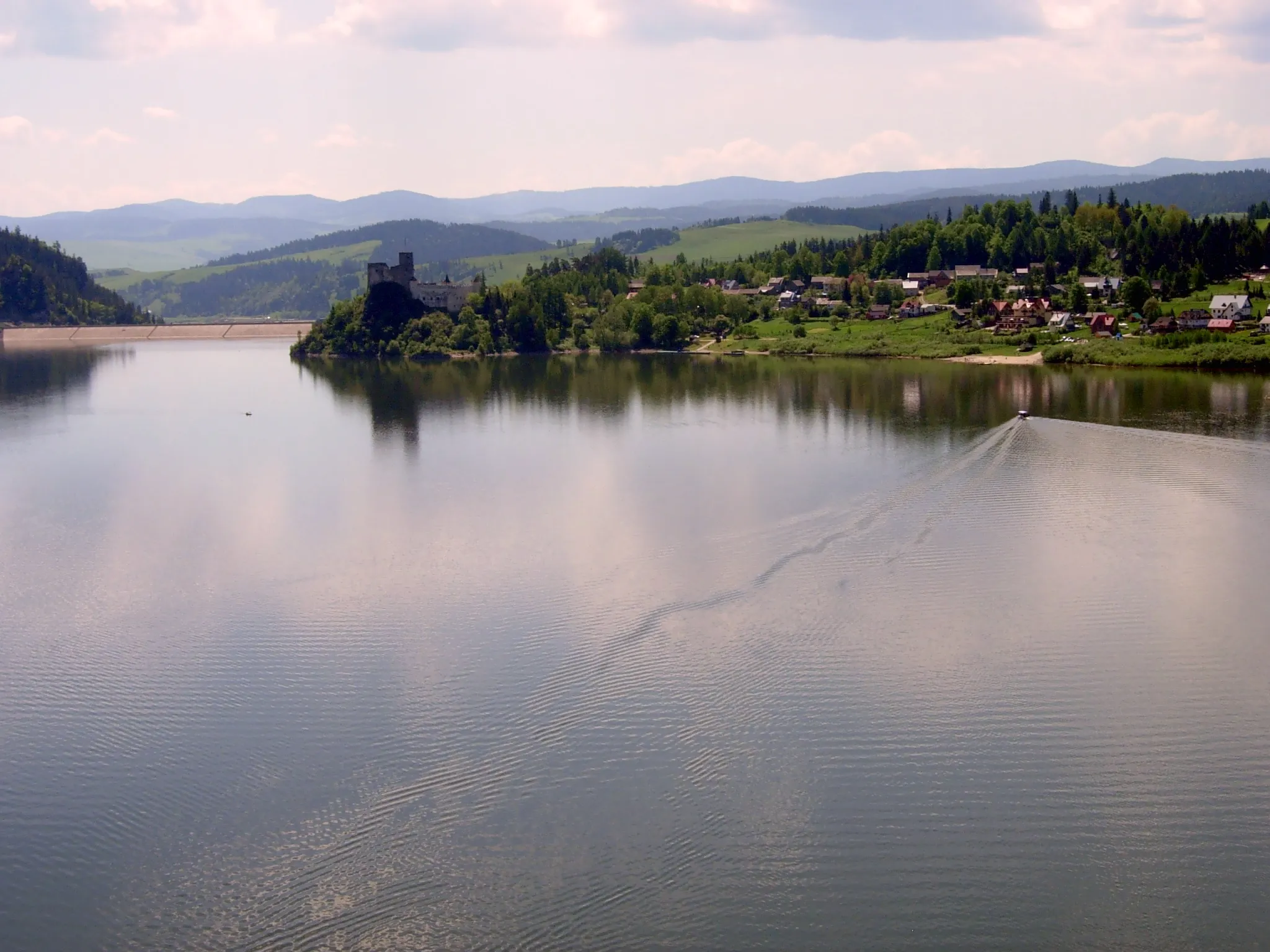 Photo showing: Lake Czorsztyn. View from Czorsztyn Castle, towards the lake and Nidzica Castle