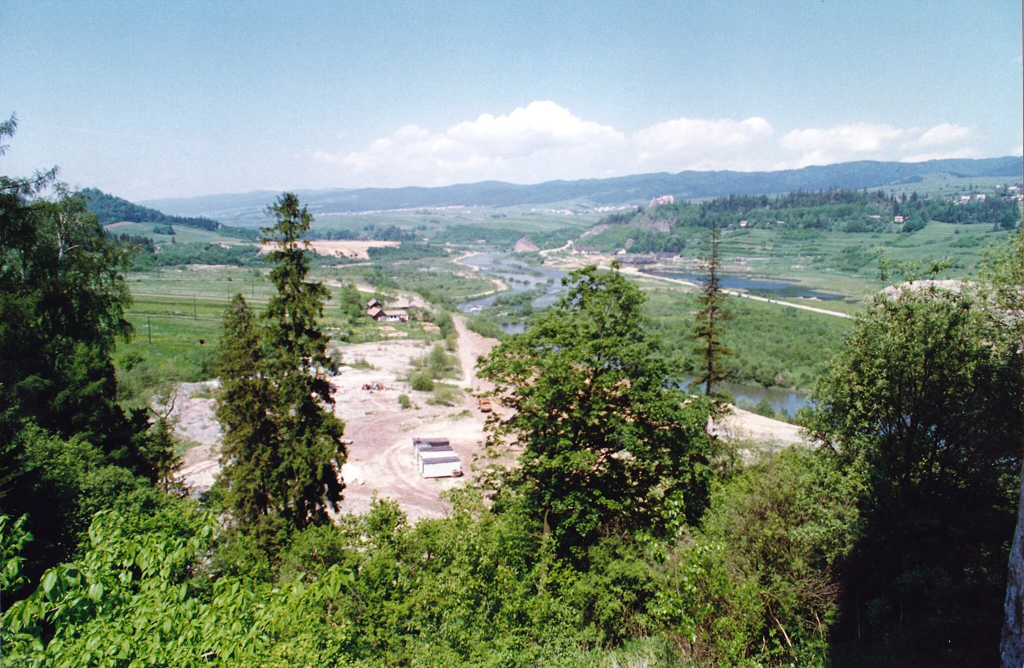 Photo showing: Dolina Dunajca między zamkami w Niedzicy (skąd zrobiono zdjęcie) i w czorsztynie (widocznym na prawo od centrum zdjęcia) w 1994 roku