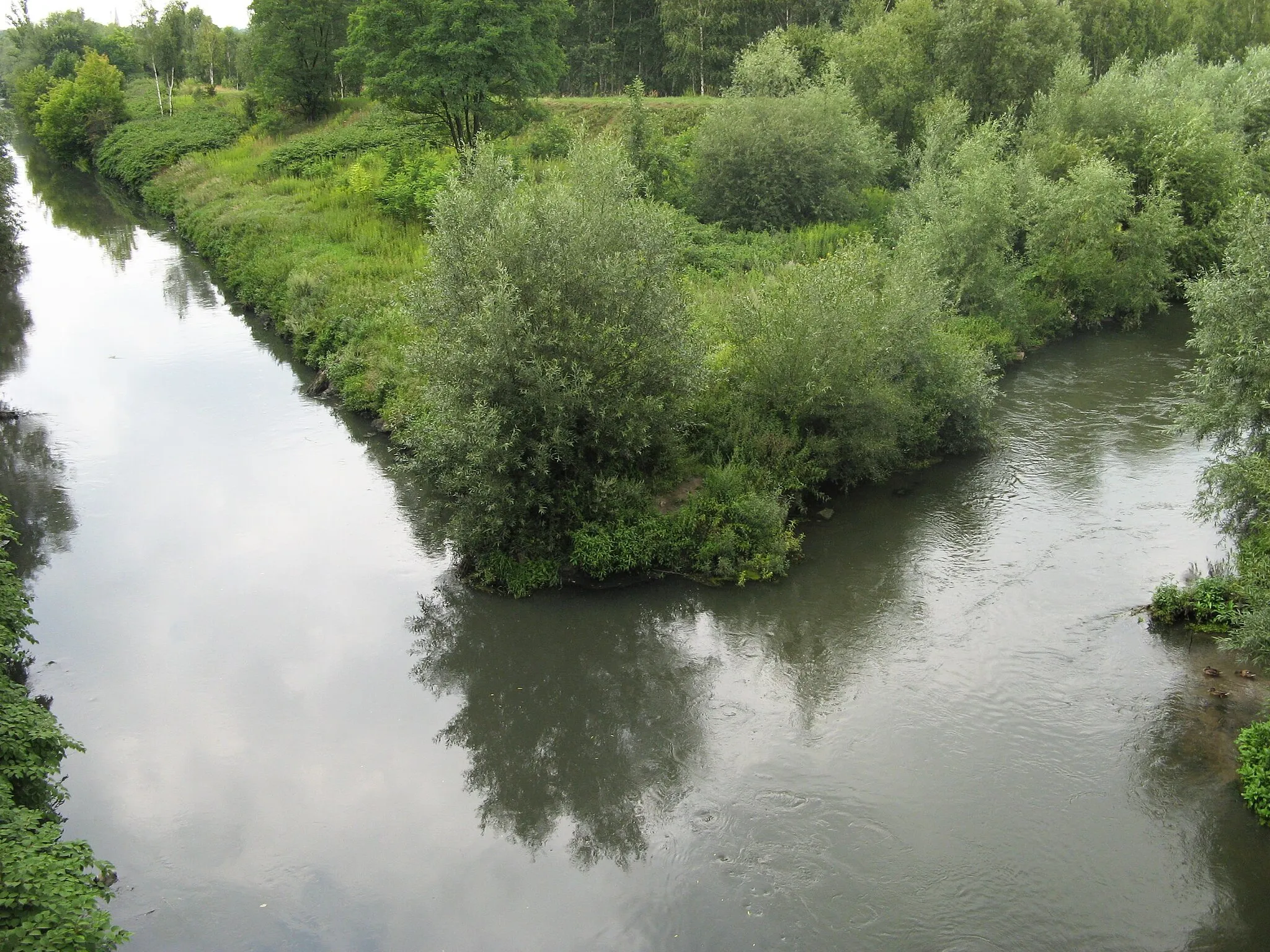 Photo showing: Triangle of three emperors. Confluence of Black Przemsza river (left) and White Przemsza river (right) into the Przemsza river. Befor the WWI there were borders of three empires - German (left), Austrian (right) and Russian (between both the rivers). This place is in Mysłowice town
