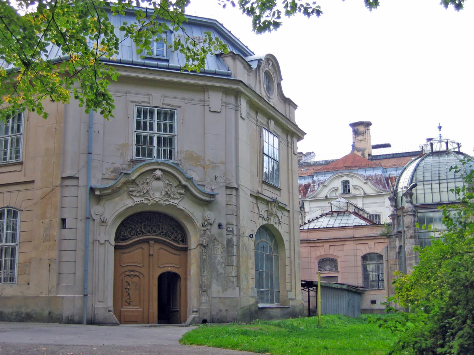 Photo showing: Pałac Goetz'a w Brzesku - Budynek od strony głownego wejścia. Po prawej stronie widoczna kopuła oranżerii.