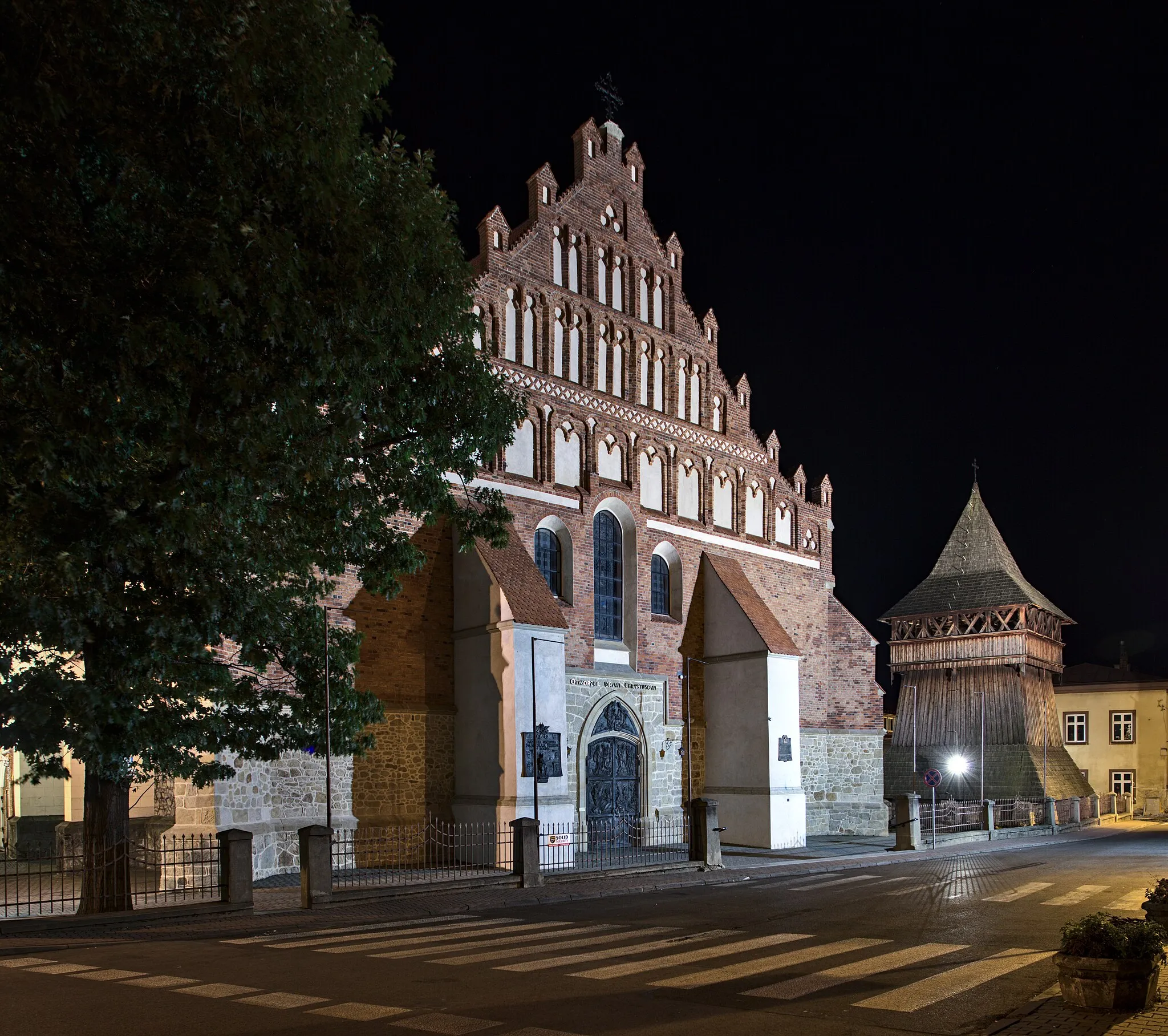 Photo showing: Front bazyliki bocheńskiej wraz z położoną nieopodal dzwonnicą. Stan na wrzesień 2020 r.
