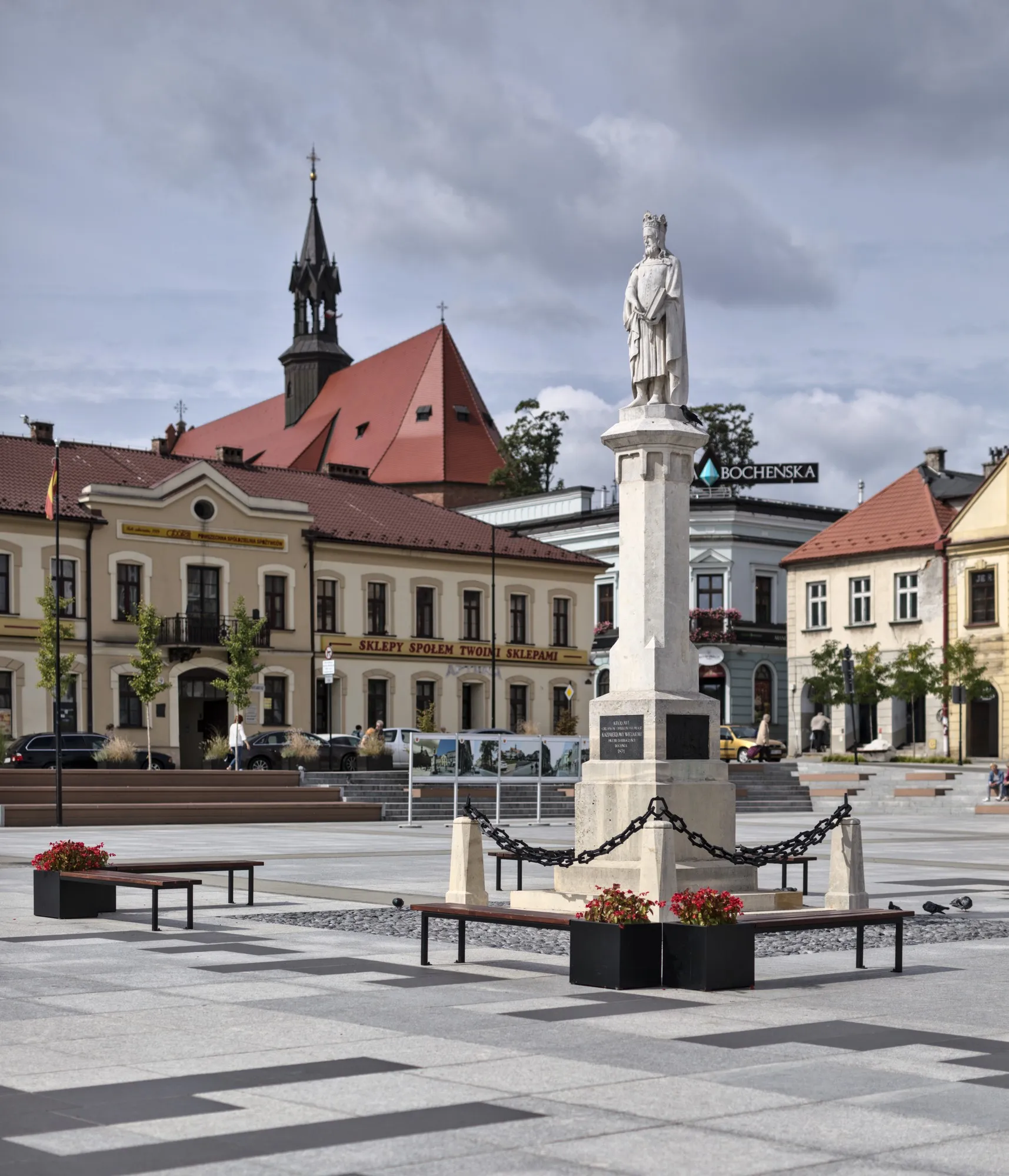 Photo showing: Pomnik króla Kazimierza III Wielkiego na tle zabudowy bocheńskiego rynku. Na dalszym planie bocheńska bazylika.