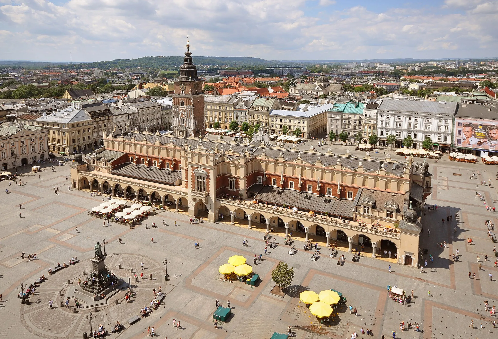 Photo showing: Sukiennice and Main Market Square as seen from St. Mary's Basilica, Krakow, Poland