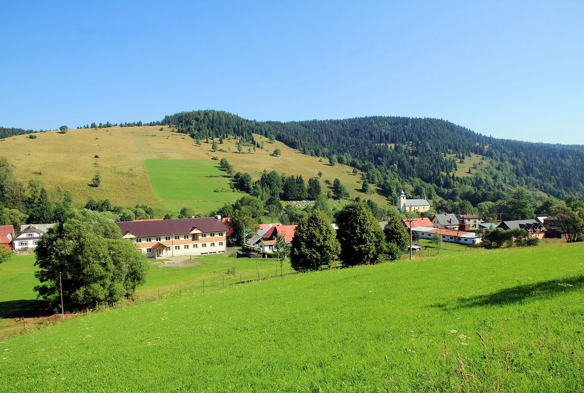 Photo showing: View on centrum and church of municipality Osturňa from south direction, Slovakia