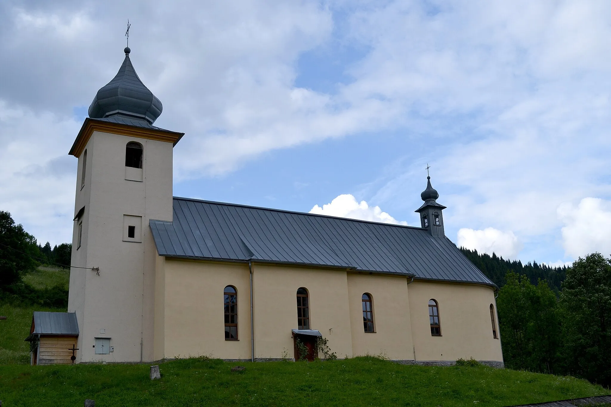 Photo showing: Kostol svätého Michala archanjela z roku 1796 v Osturni; celkový pohľad