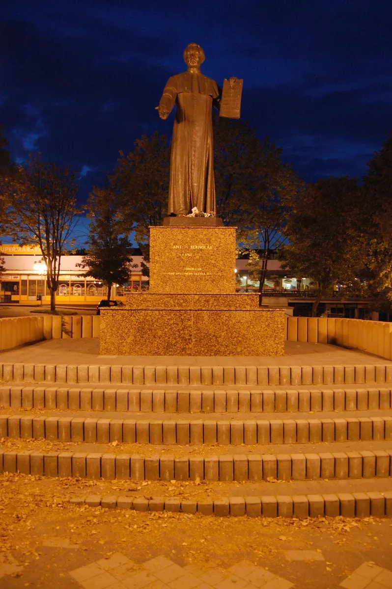 Photo showing: Anton Bernolák statue