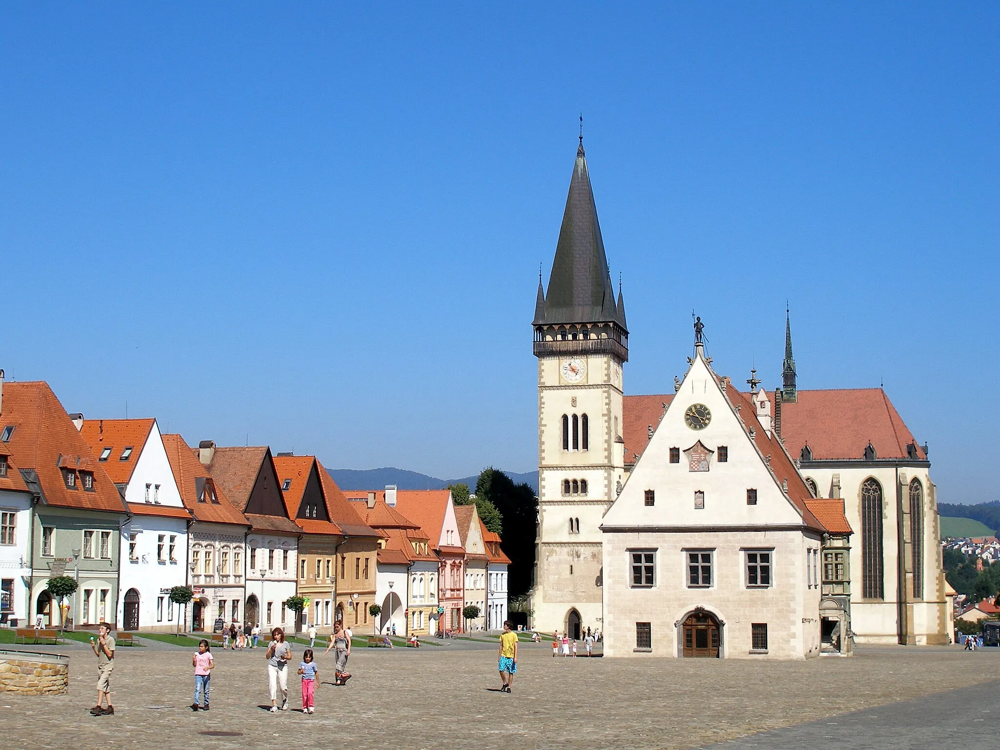 Photo showing: Central square of Bardejov in Eastern Slovakia. The city is a UNESCO Heritage site.