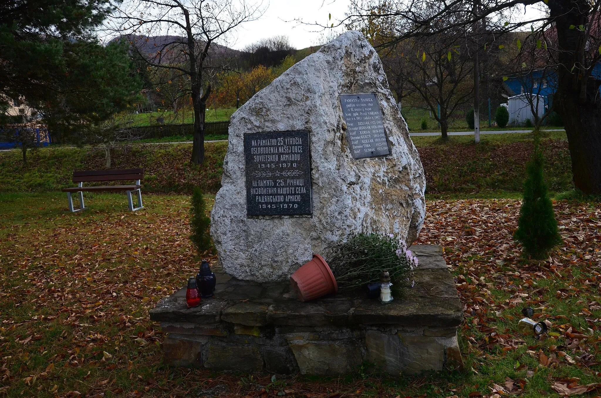 Photo showing: Pomník na památku osvobození obce Rudou armádou v roce 1945 s pamětní tabulí padlých za 2. světové války v obci Chmeľová (okr. Bardejov) na Slovensku.