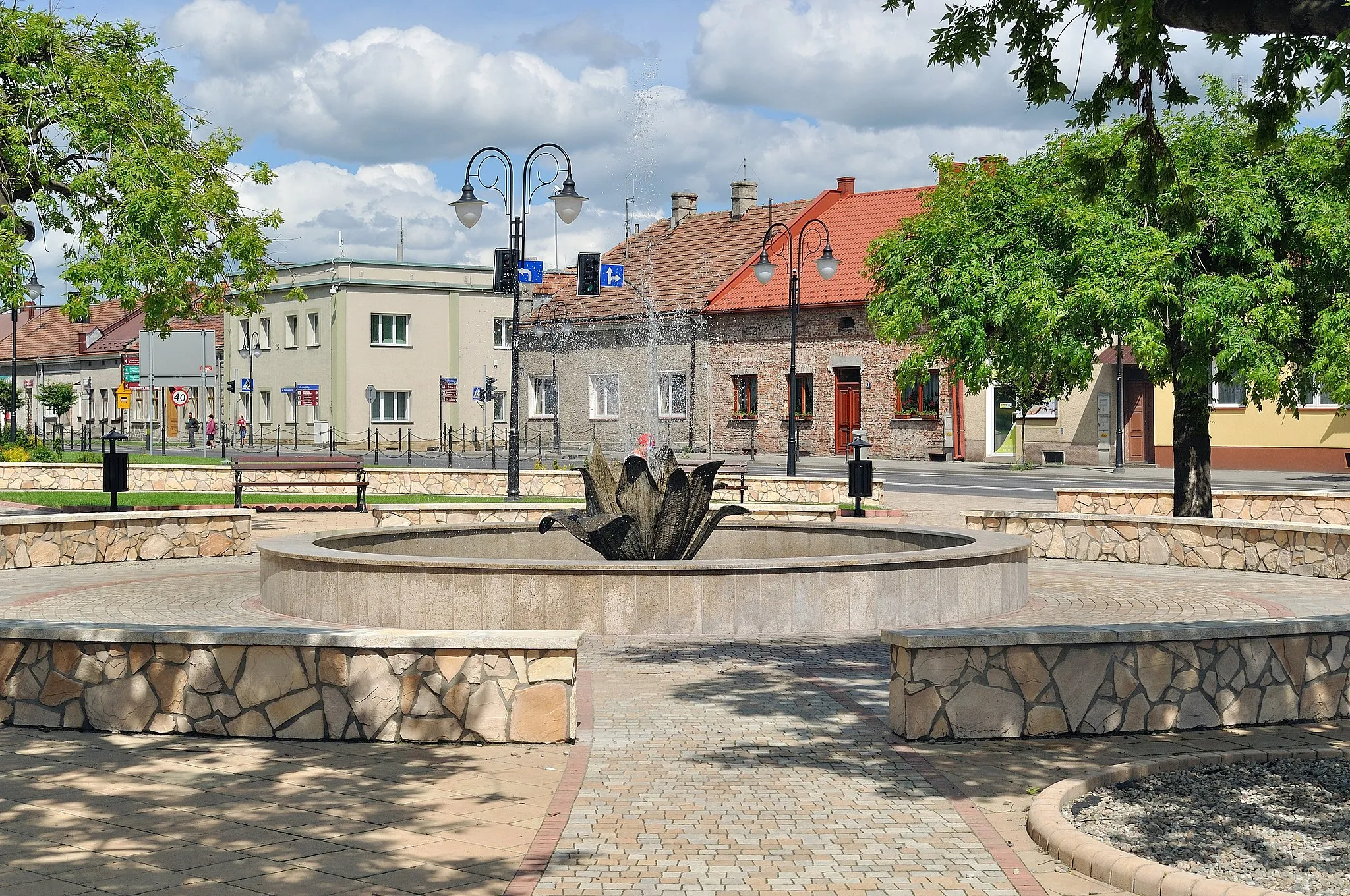 Photo showing: The fountain in the Market Square in Żabno
