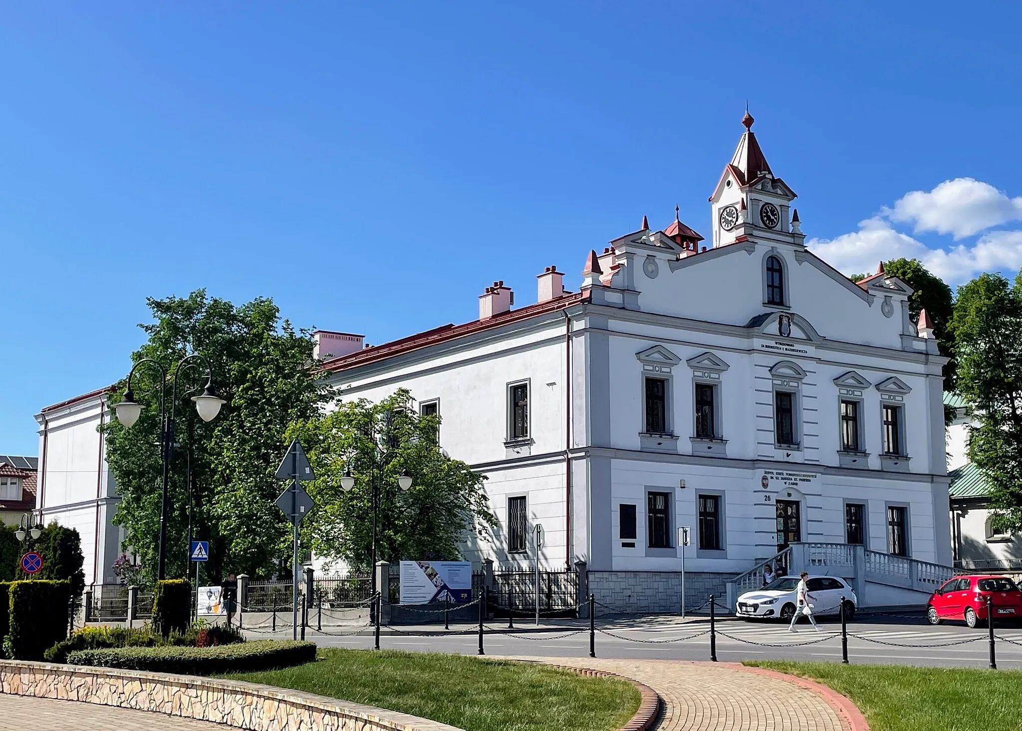 Photo showing: Widok na żabieński ratusz z Rynku. Maj 2022 roku.