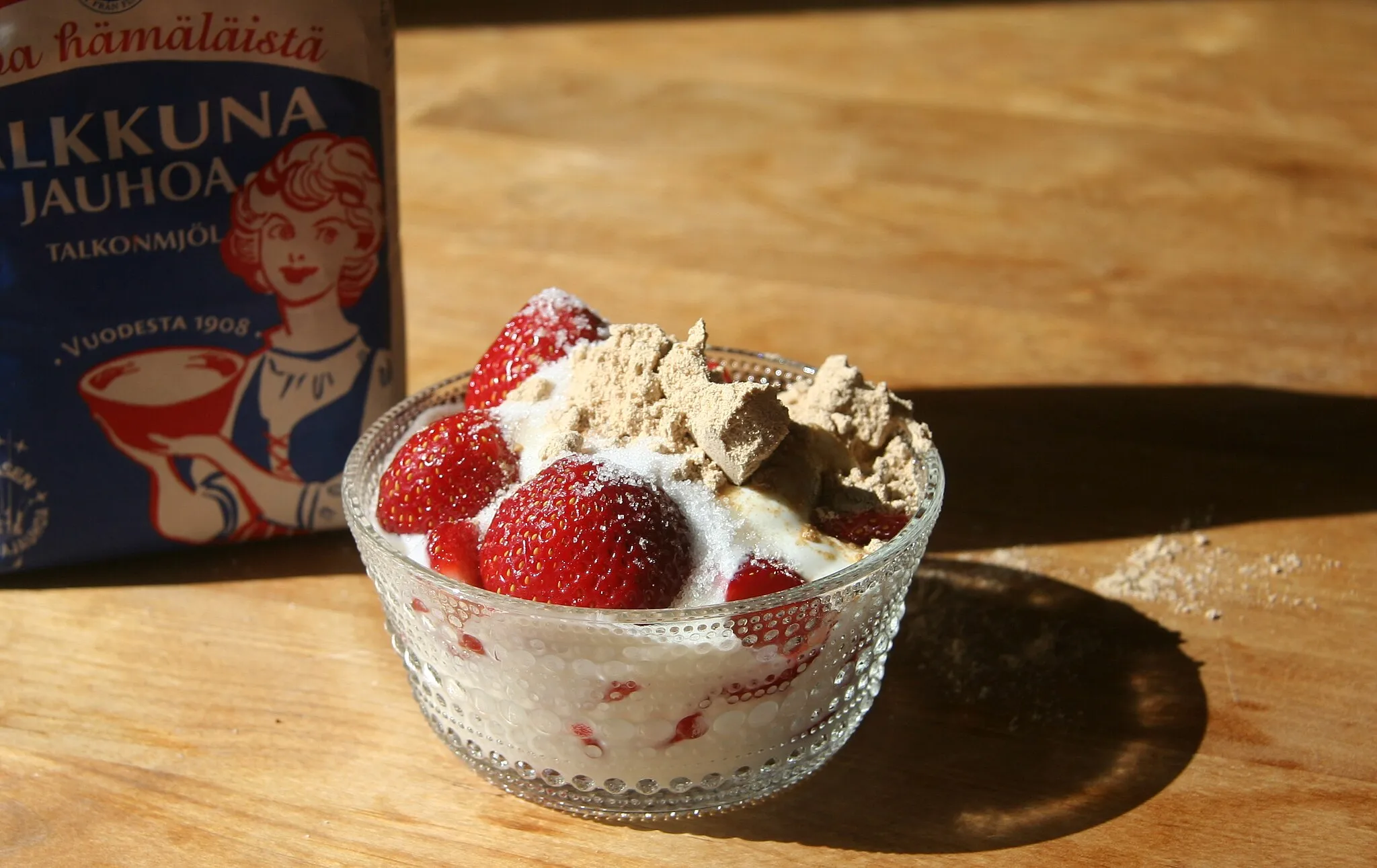 Photo showing: Talkkuna withe berries, yoghurt and sugar.