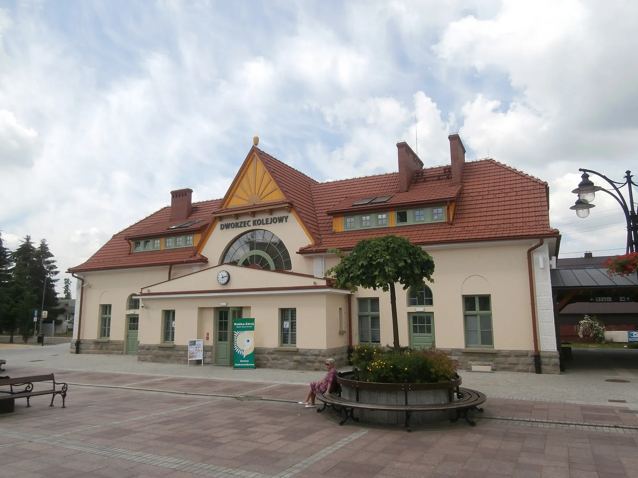 Photo showing: Dworzec PKP w Rabce, po remoncie, 2015.