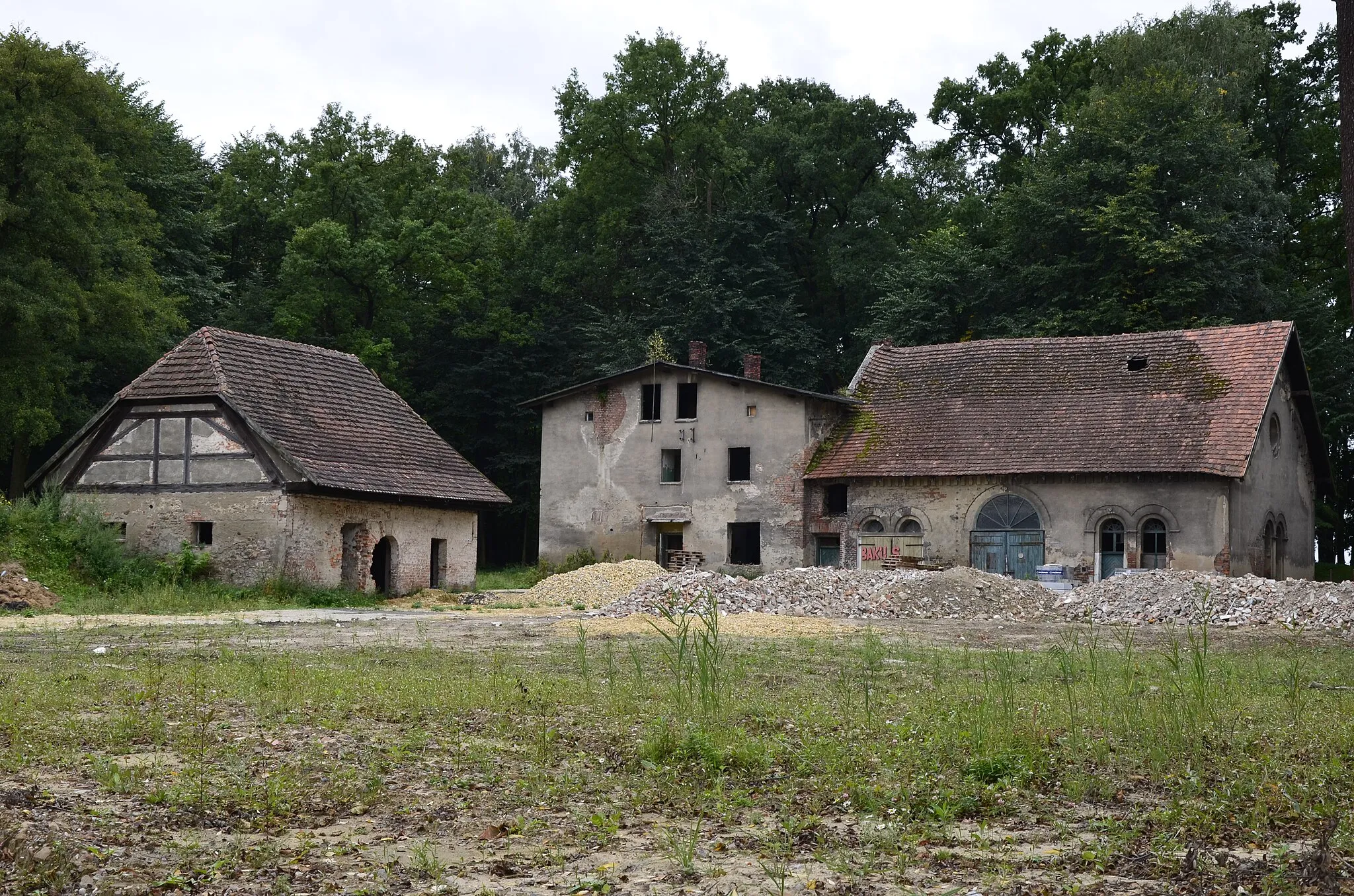 Photo showing: Zespół zabudowy Huty Paprockiej: budynek mieszkalno-administracyjny, budynek produkcyjny, budynek gospodarczy