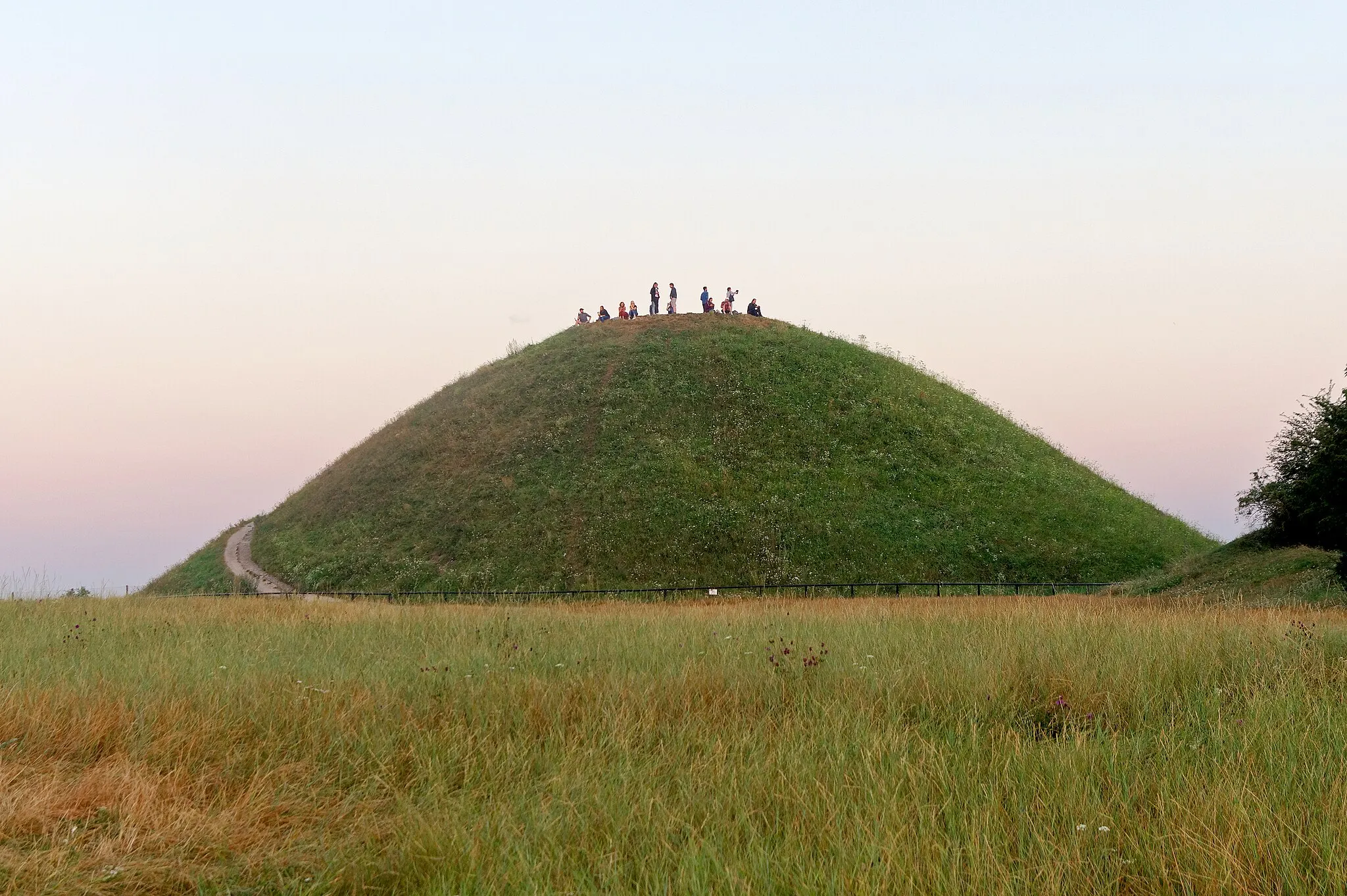 Photo showing: Krak Mound in Kraków during sunrise