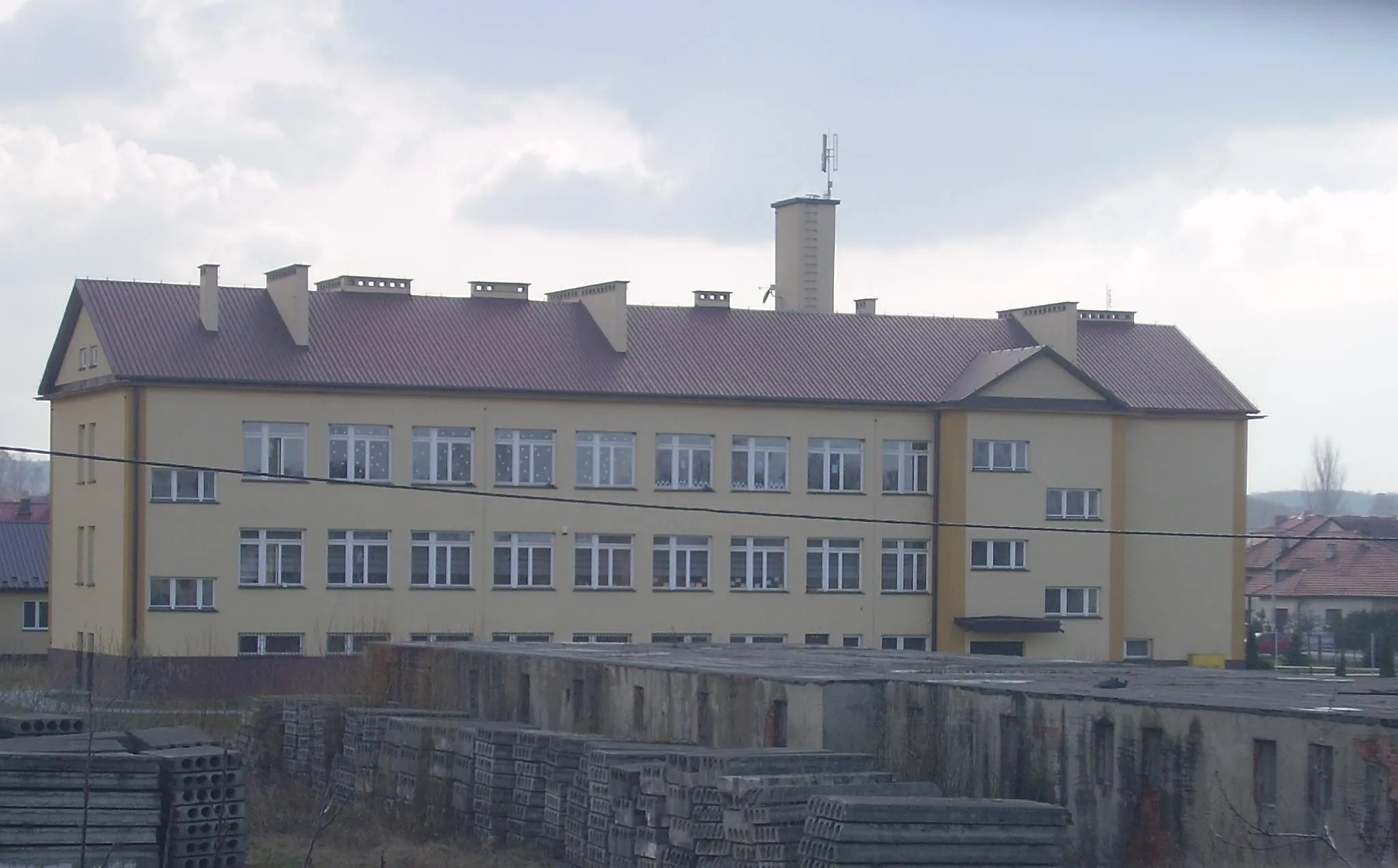 Photo showing: primary and grammar school in Rzezawa (Poland)