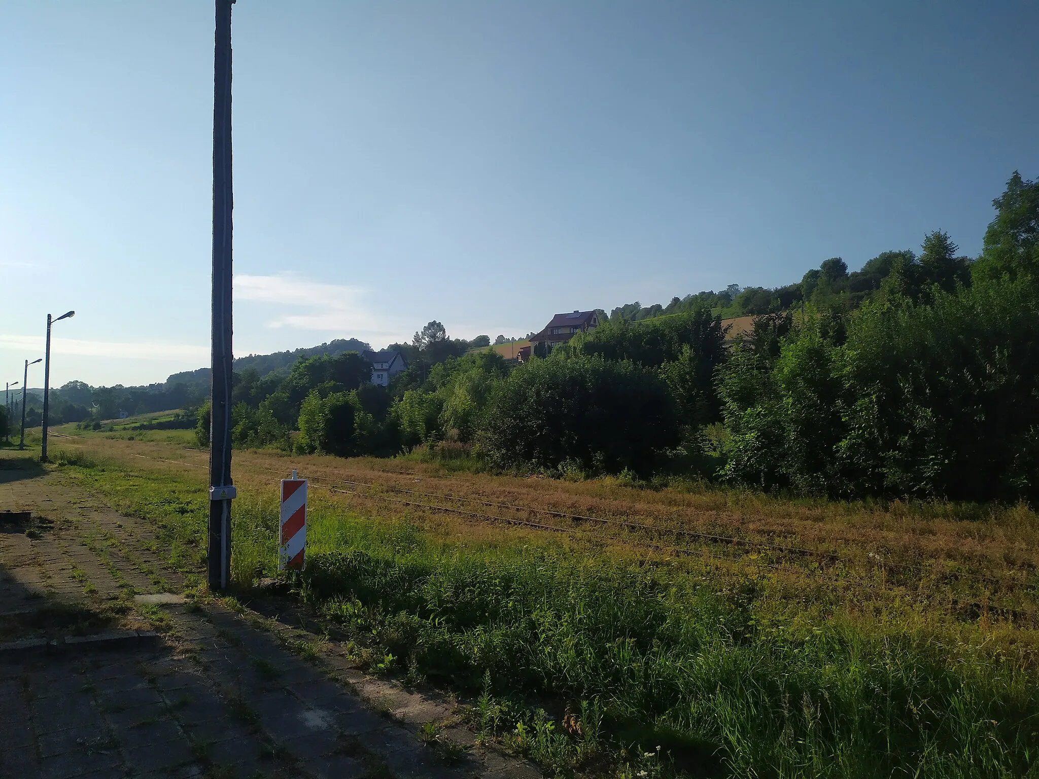 Photo showing: Przystanek kolejowy Dobra koło Limanowej w 2020 roku - widok w kierunku Mszany Dolnej