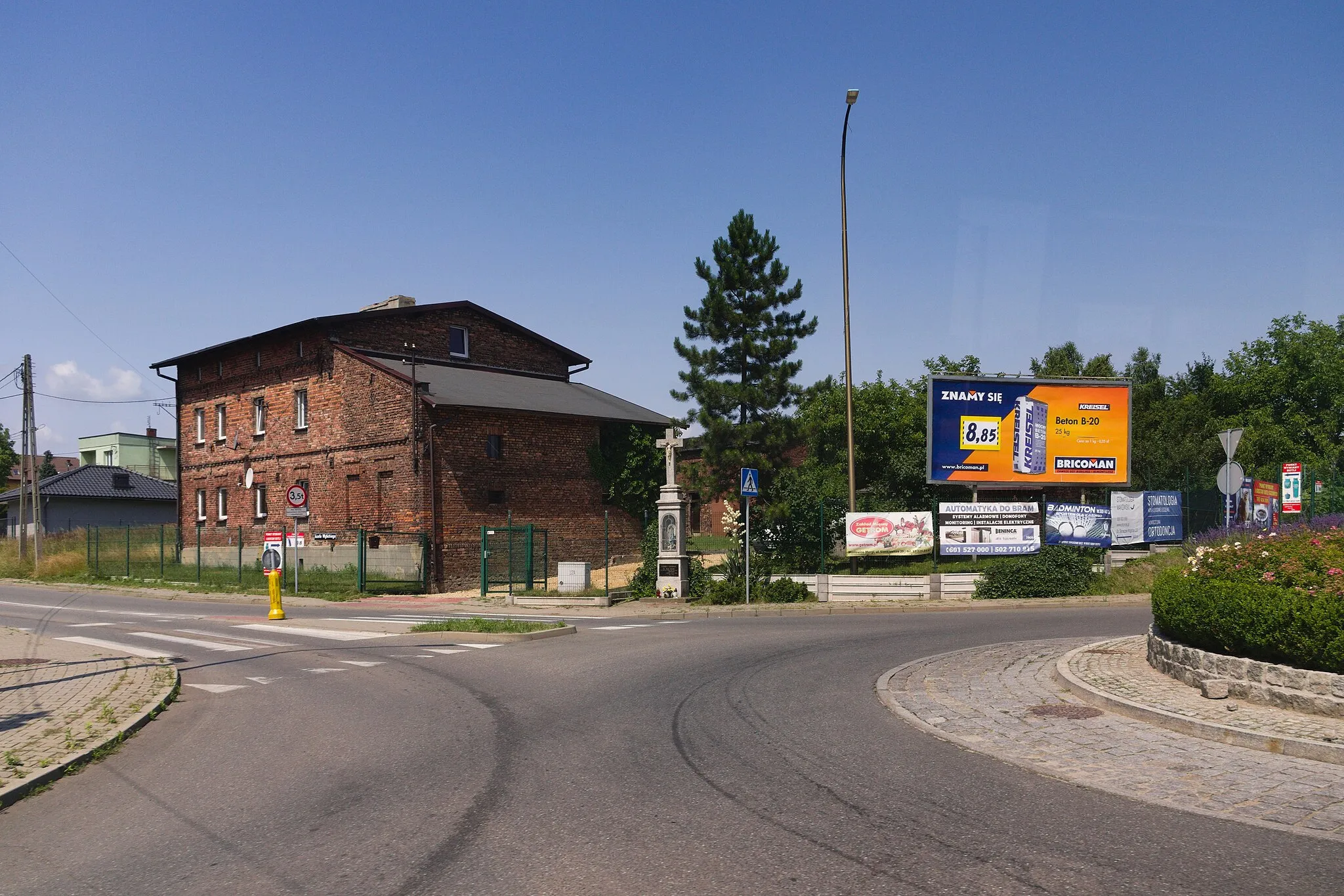 Photo showing: rondo przy ul. Wybickiego, Mysłowice Morgi, z lewej dom przy ul. Wybickiego 24, w centrum katolicka kapliczka przydrożna