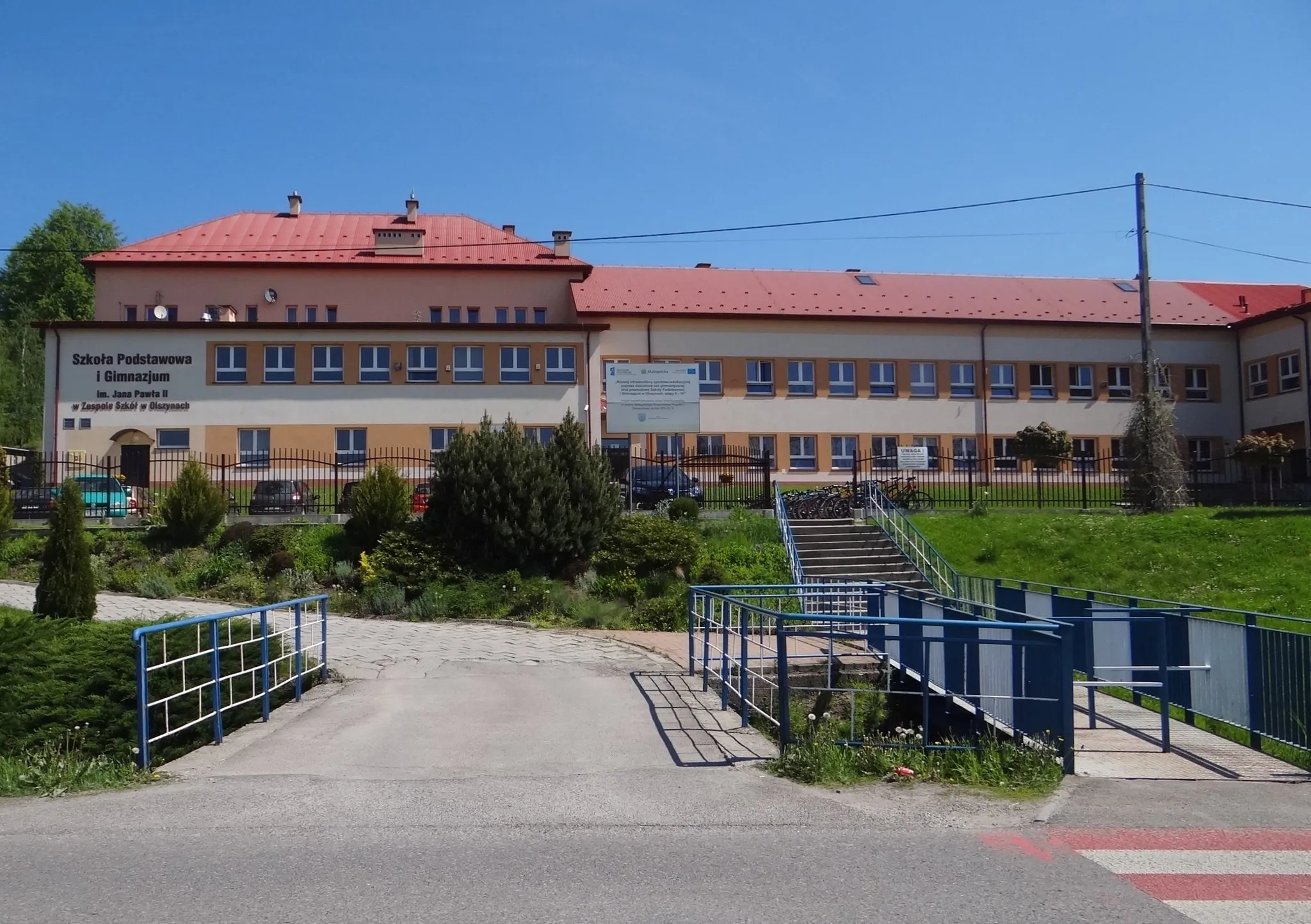 Photo showing: Zespół szkół w Olszynach