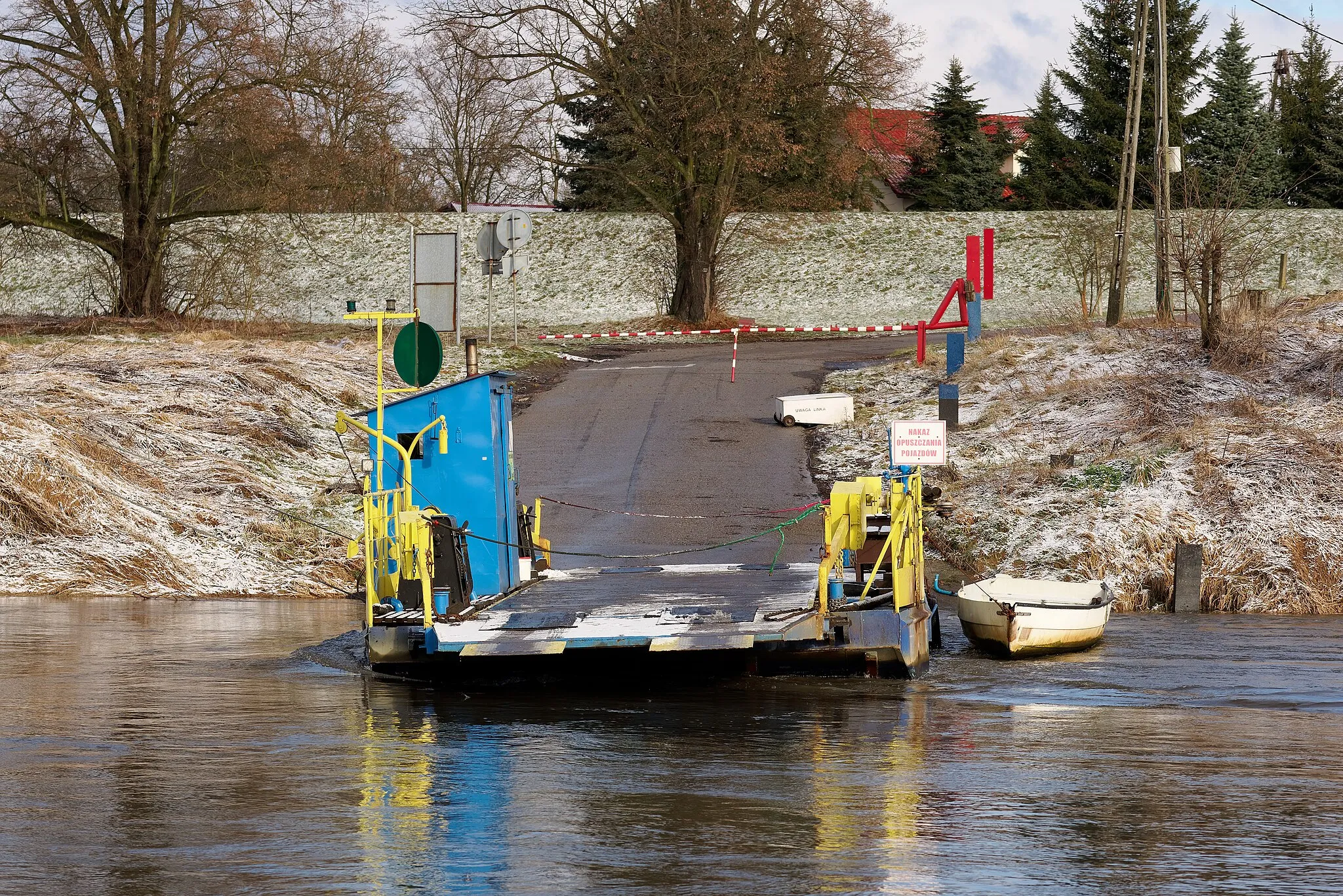 Photo showing: Czernichów-Brzeźnica ferry across the Vistula River