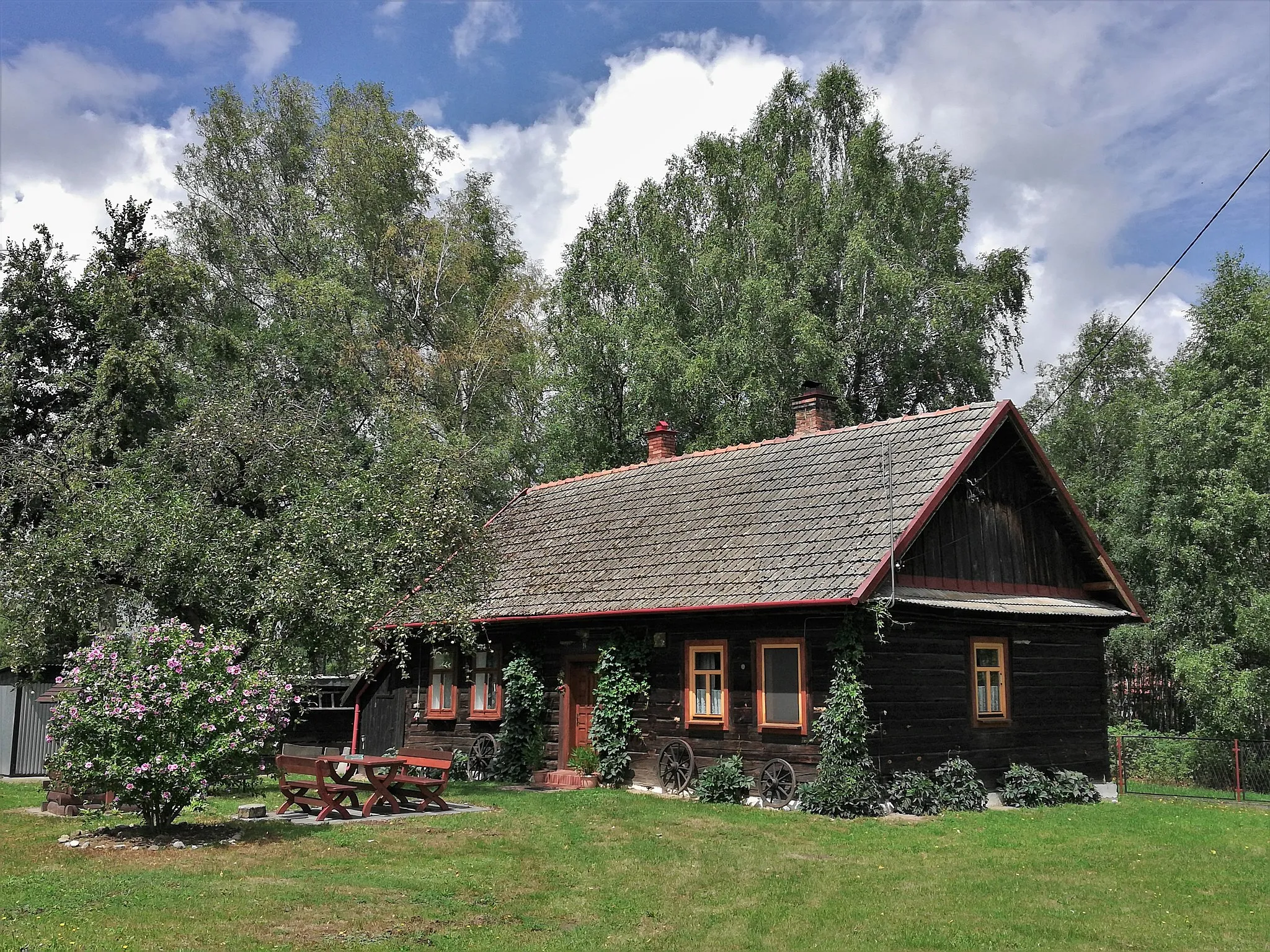 Photo showing: Pogórska Wola - a wooden house in the center of the village, near the church of St. Joseph.