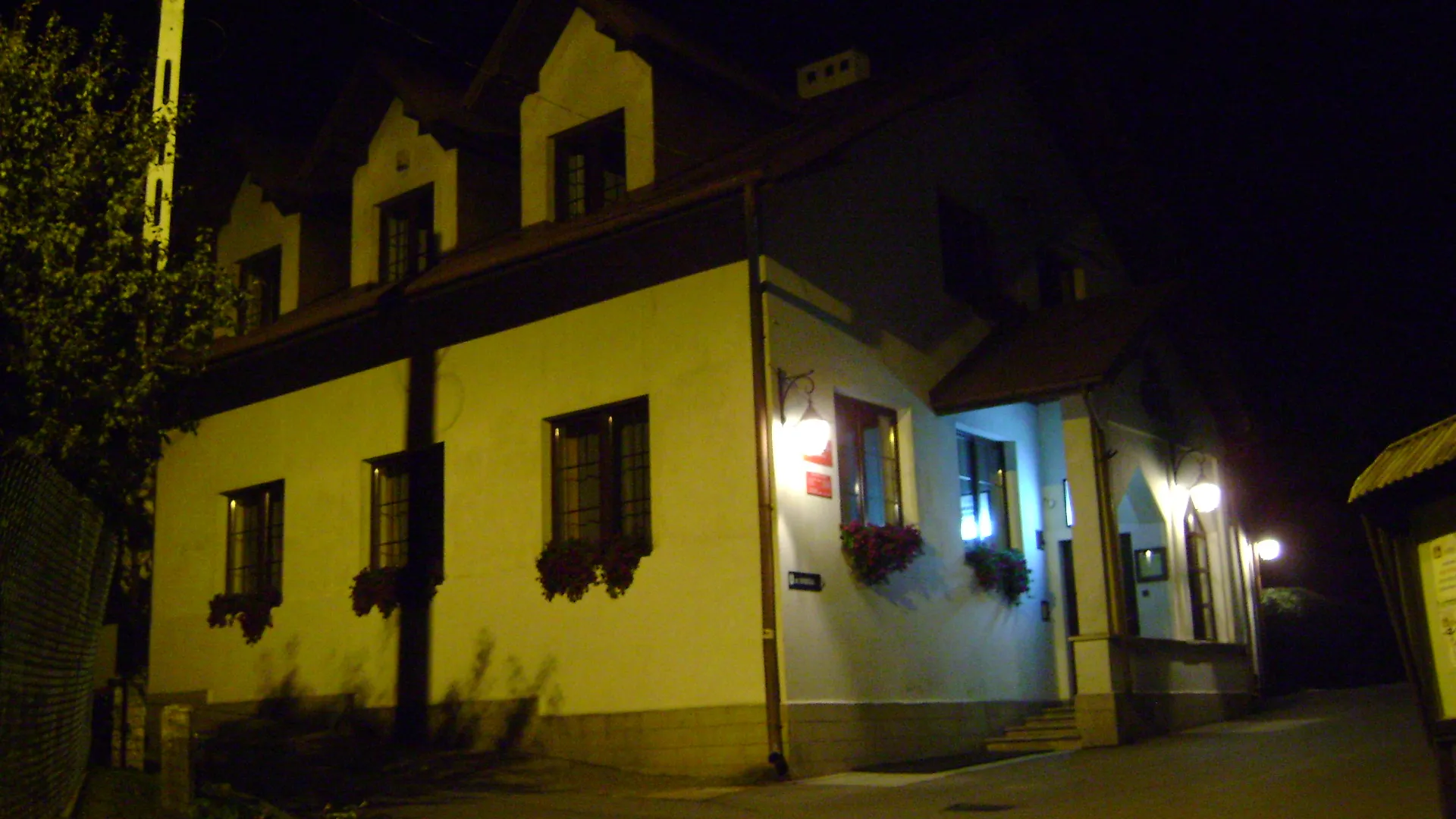 Photo showing: Gminny Ośrodek Kultury w  Mogilanach