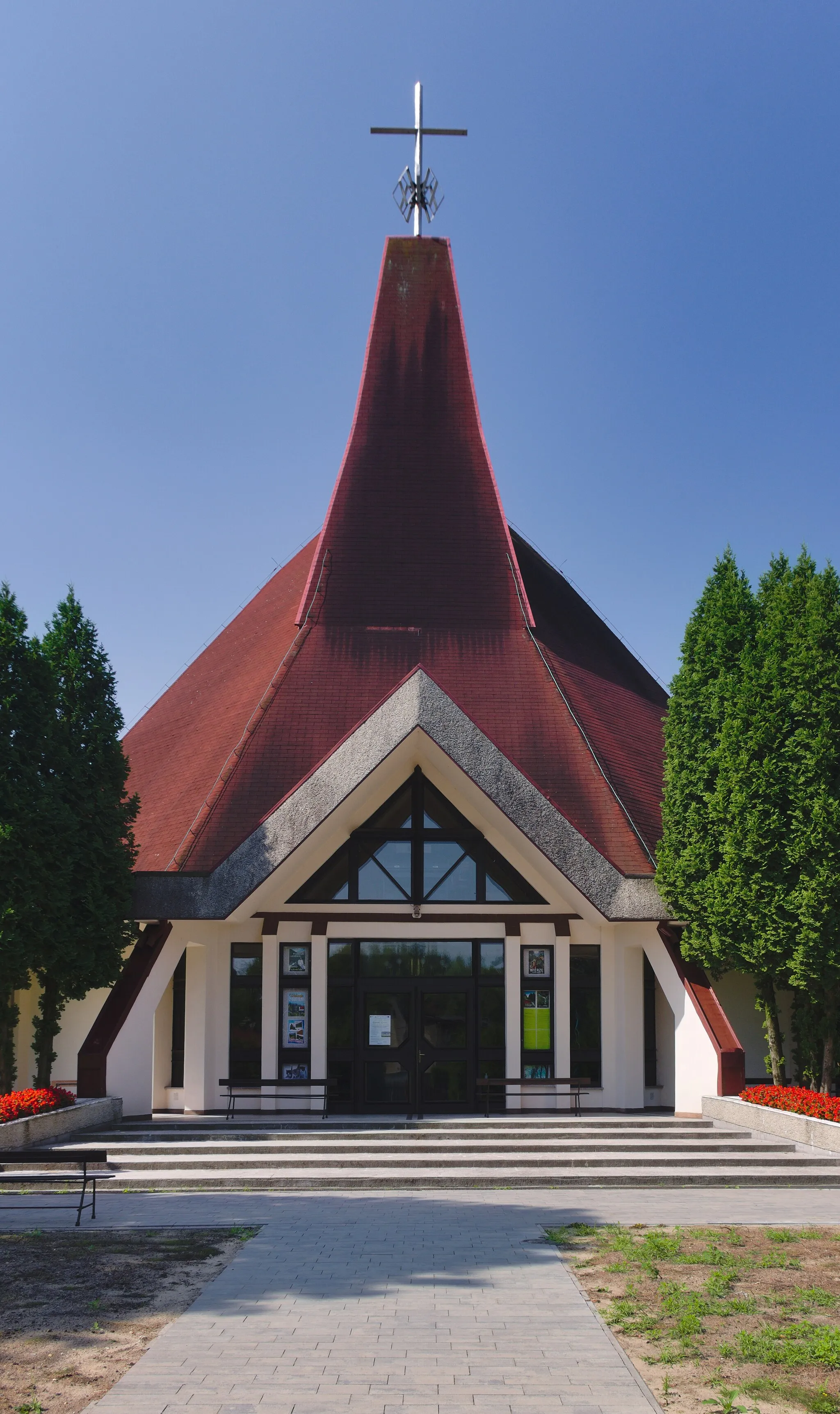 Photo showing: kościół Ciała i Krwi Pańskiej w Mysłowicach (Ławki), fasada, główne wejście