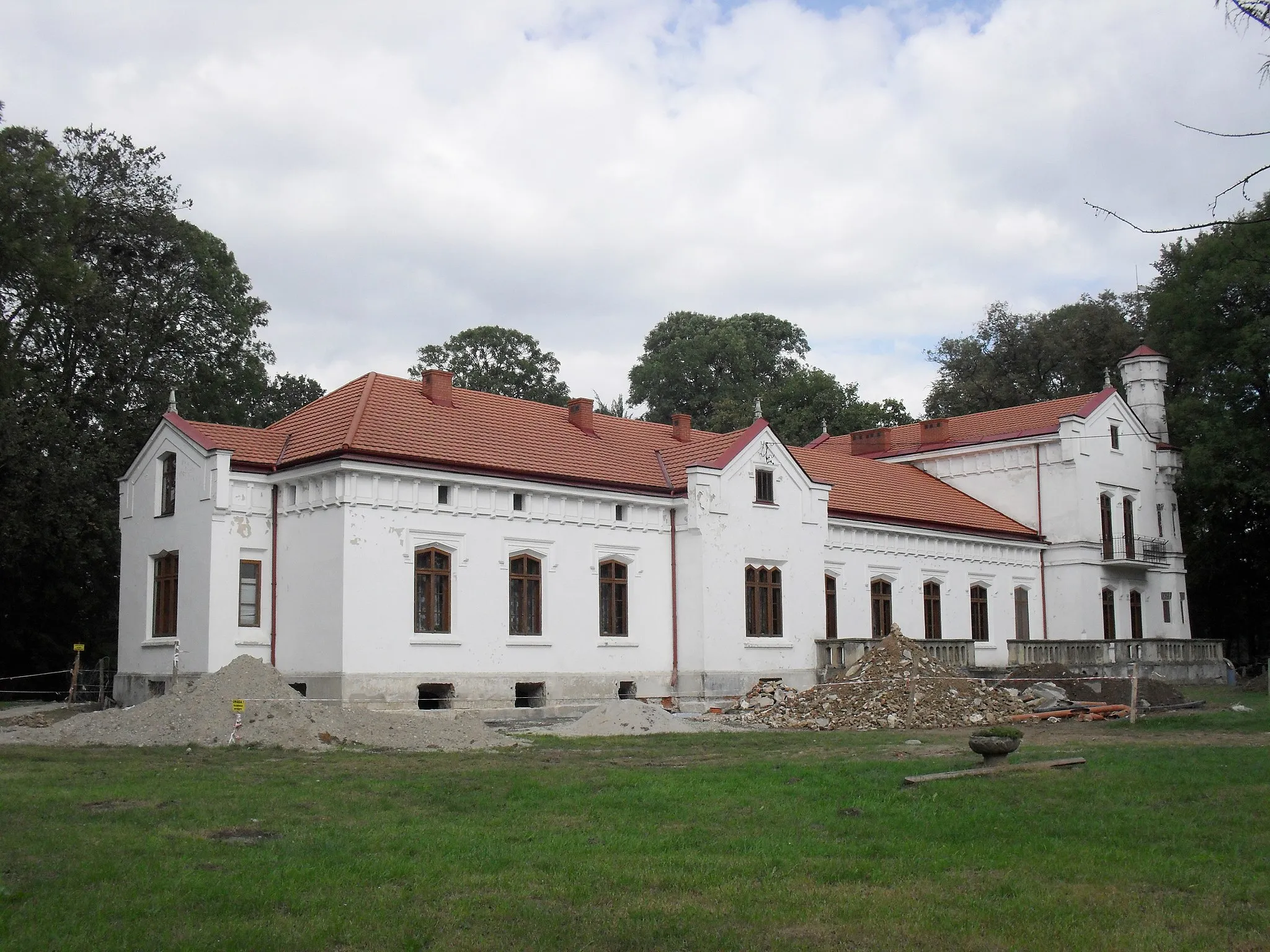 Photo showing: Szczurowa - zespół dworski: dwór, park, ogrodzenie z bramkami