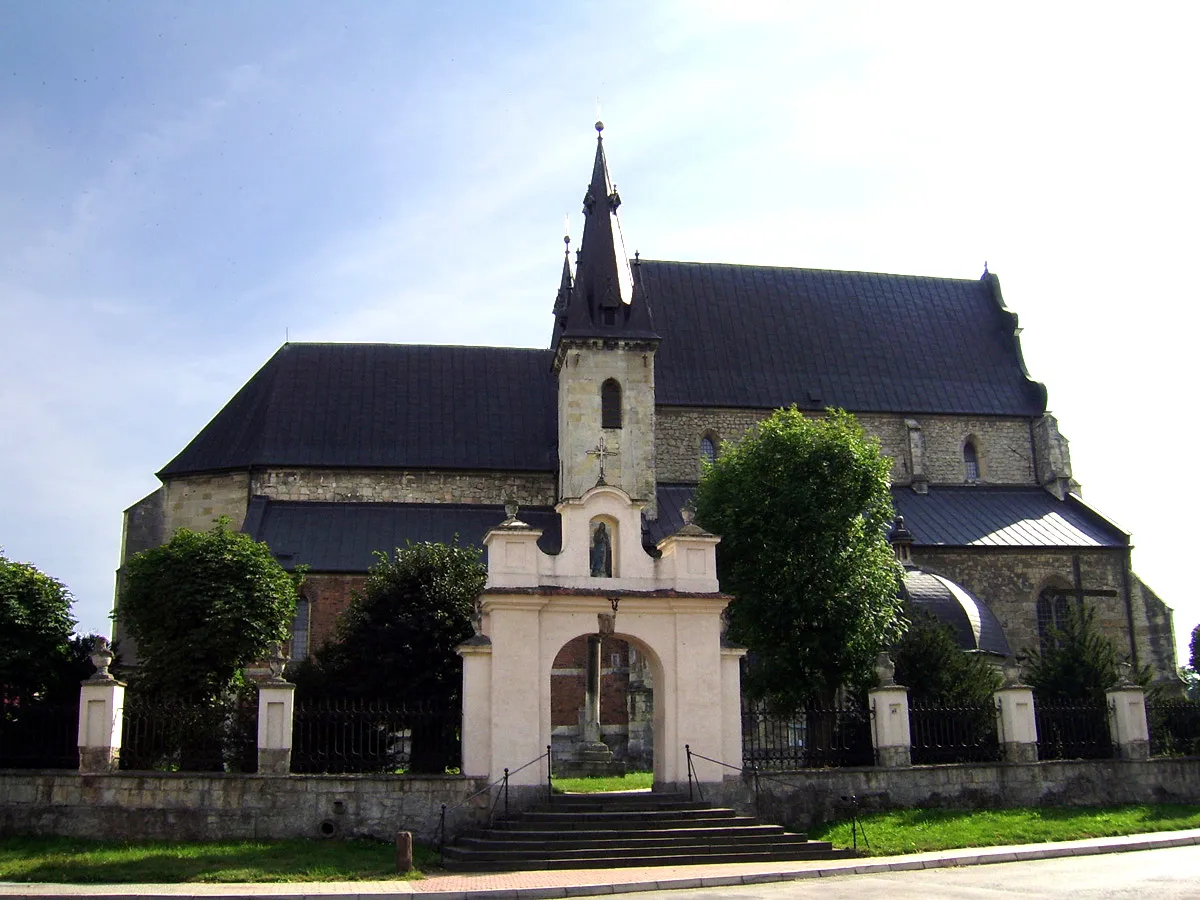 Photo showing: Skalbmierz - Kościół widok od północy.