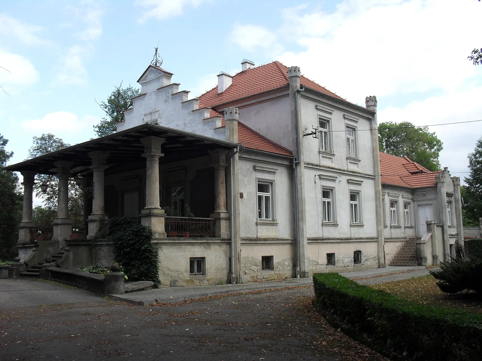 Photo showing: zespół dworsko - parkowy. Dwór murowany z werandą został zbudowany w drugiej połowie XIXw., Przyborów, gmina Borzęcin