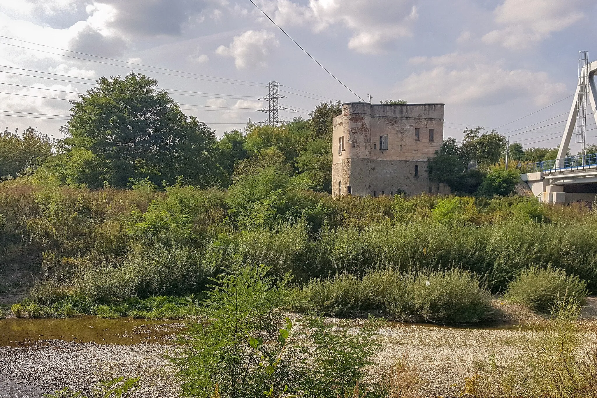 Photo showing: Budynek strażnicy kolejowej, z końca XIX wieku, nad rzeką Białą w Tarnowie (A-1415/M z 28.08.2014)