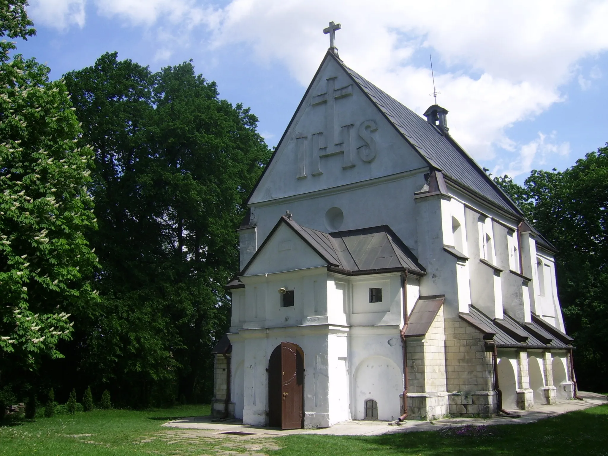 Photo showing: Małoszów (województwo świętokrzyskie) - kościół pw. św. Mikołaja z XVII wieku, fasada.