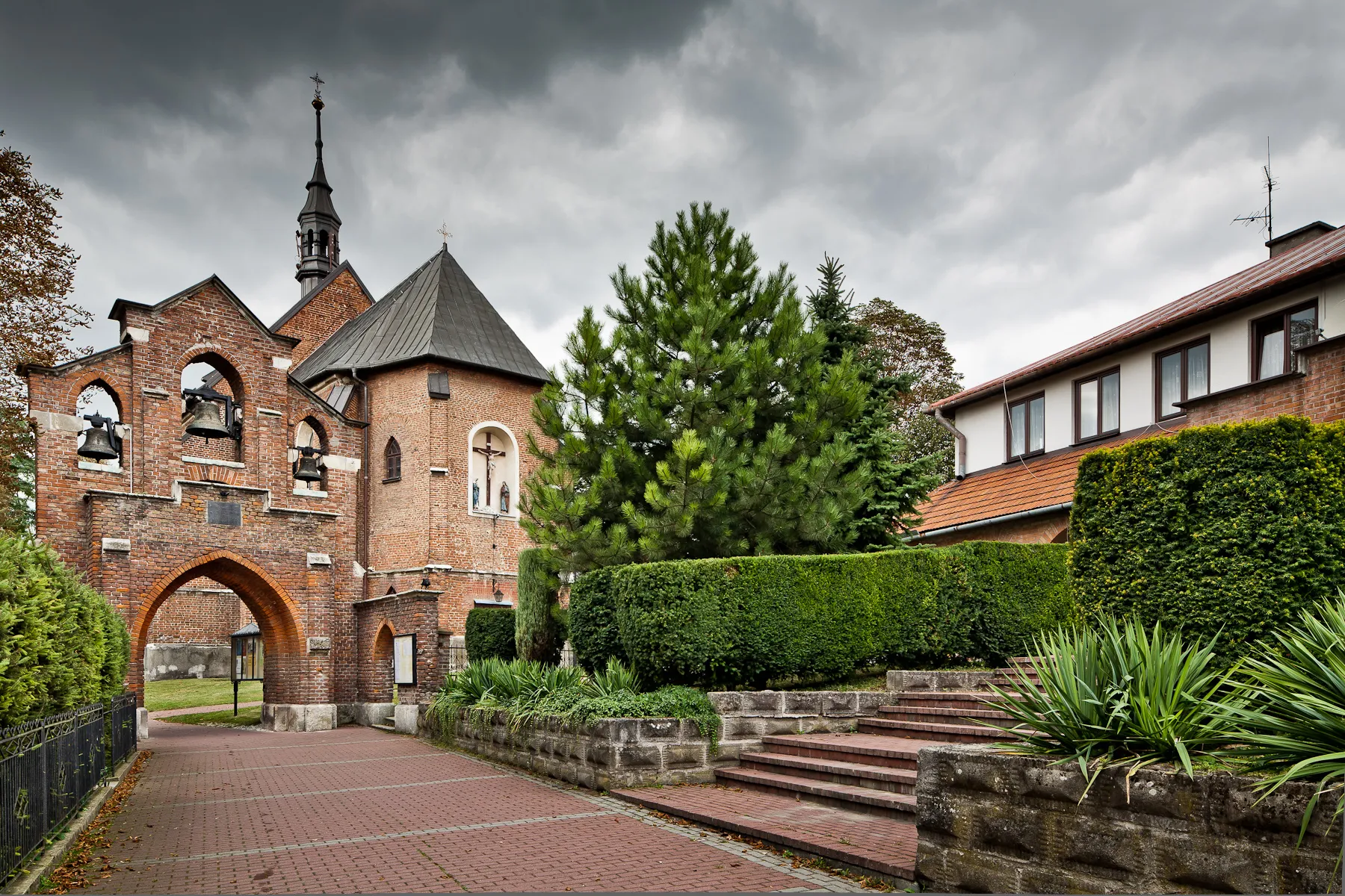 Photo showing: Kościół par. p.w. Znalezienia i Podwyższenia Krzyża Św., Luborzyca - widok ogólny