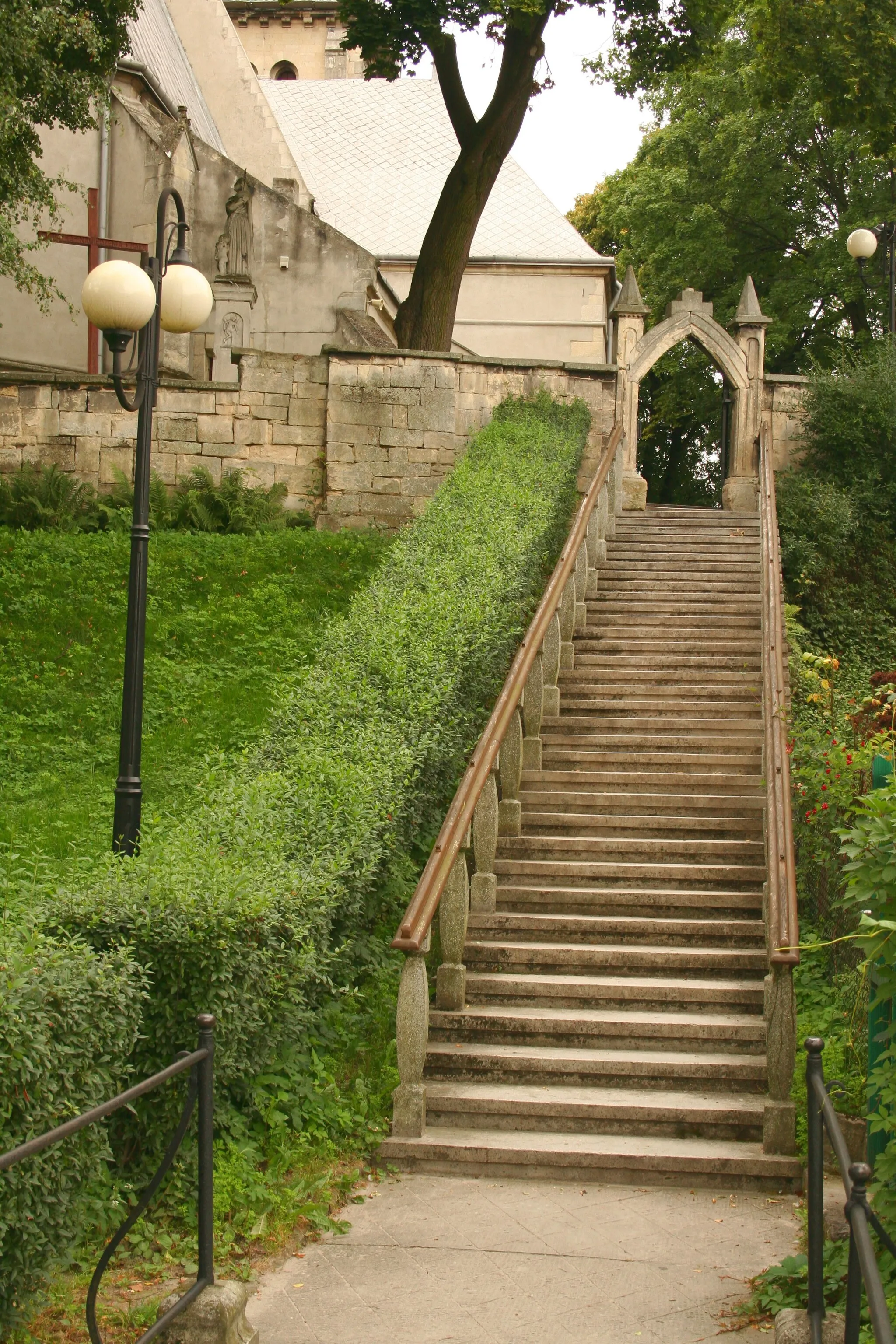 Photo showing: Działoszyce - boczne schody prowadzące do kościoła św. Trójcy