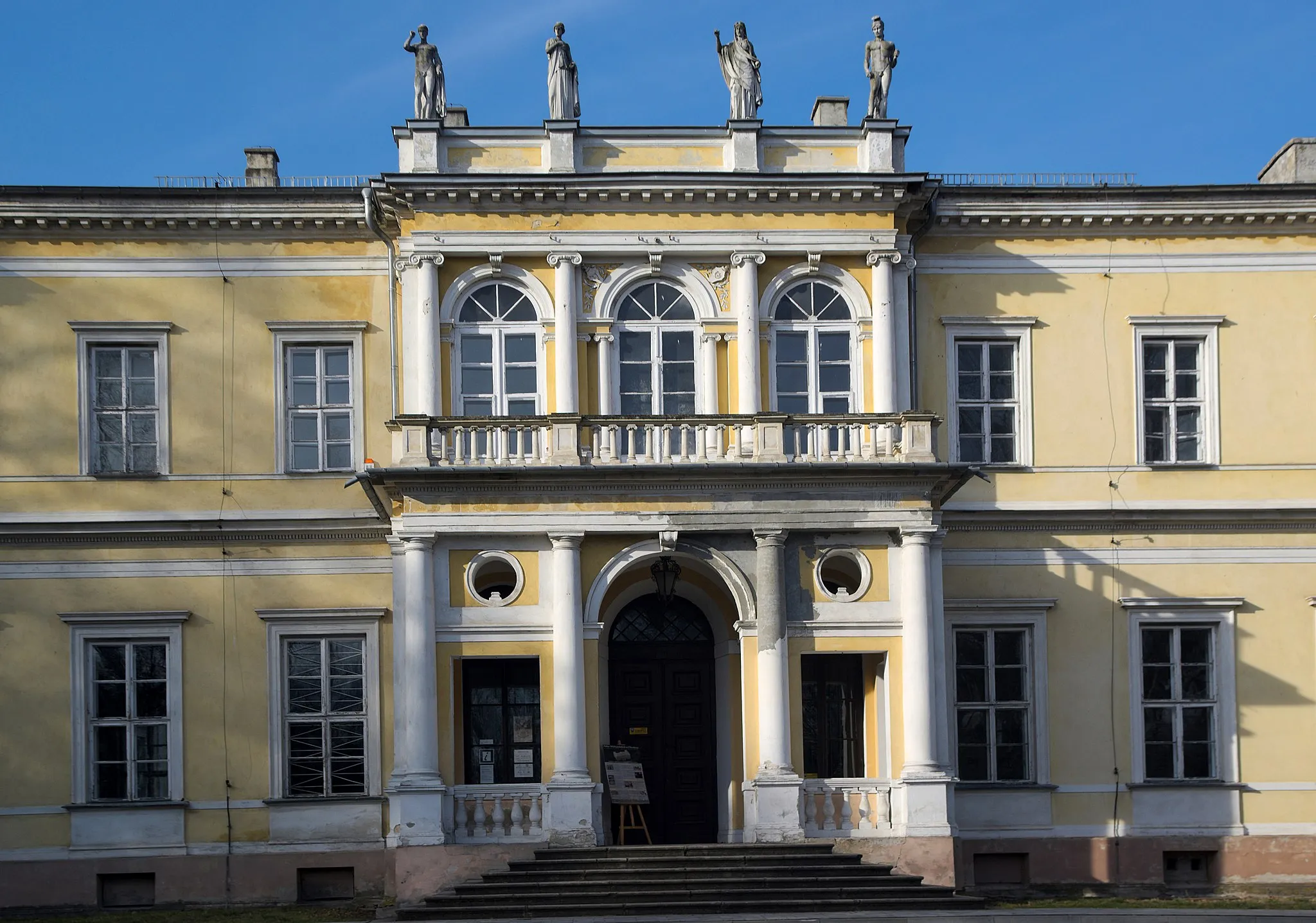 Photo showing: The palace of Wielopolscy in Chroberz