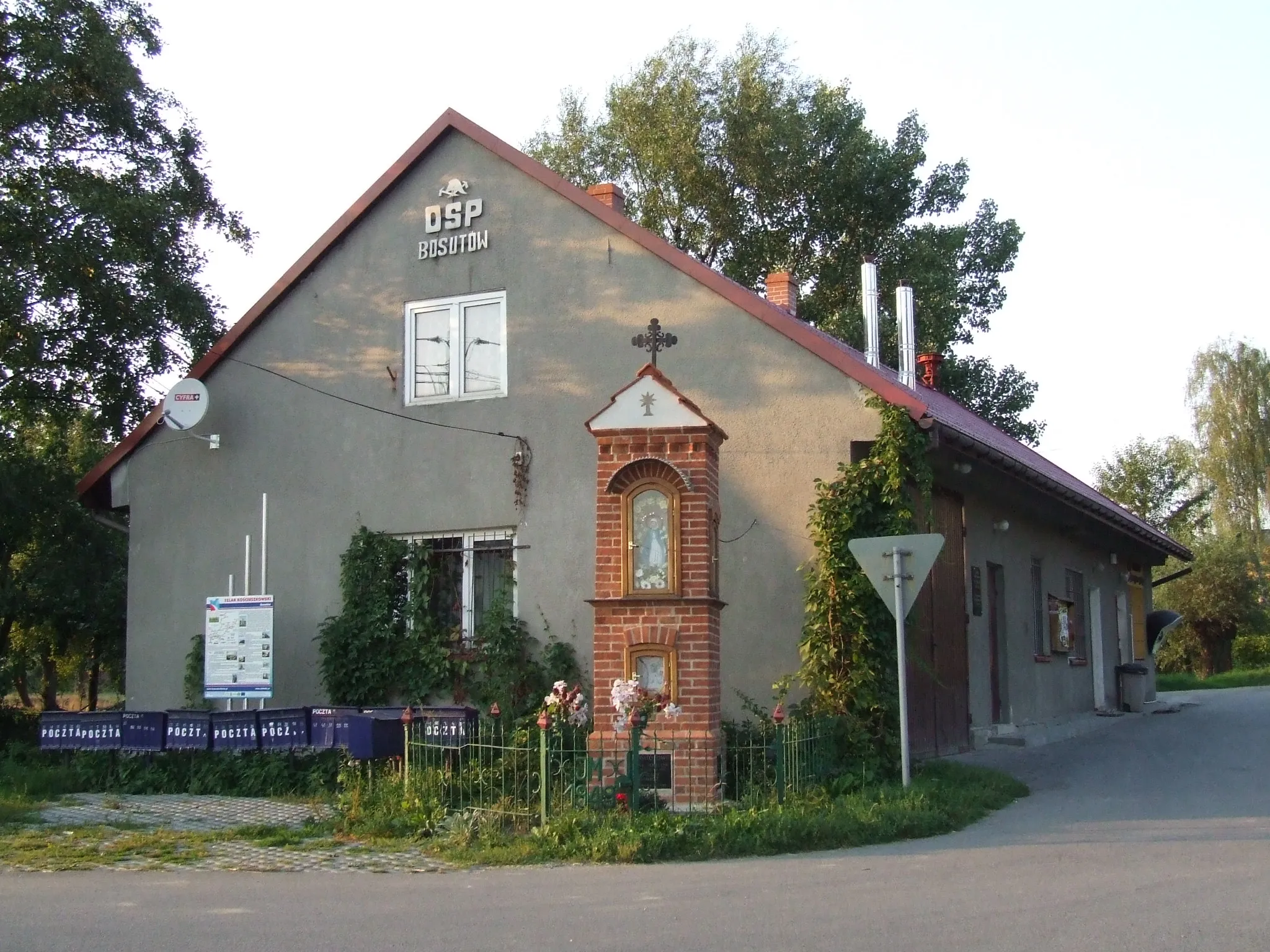 Photo showing: Bosutów, budynek OSP i kapliczka fundowana w 1895 roku