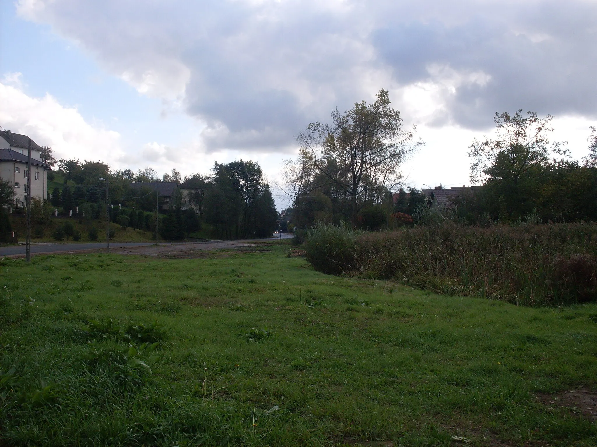 Photo showing: Sanka. Południowy kraniec wsi