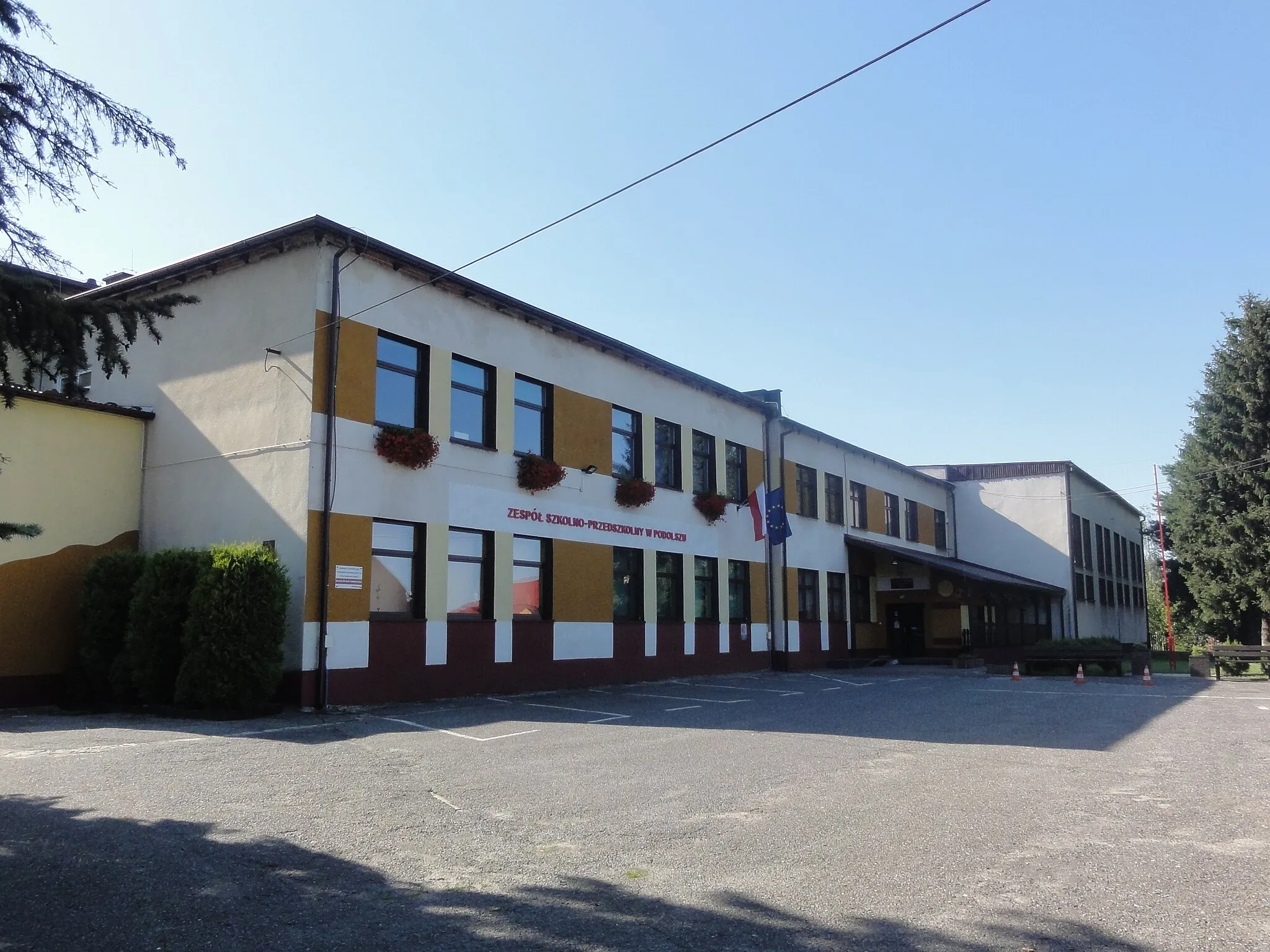 Photo showing: School in Podolsze