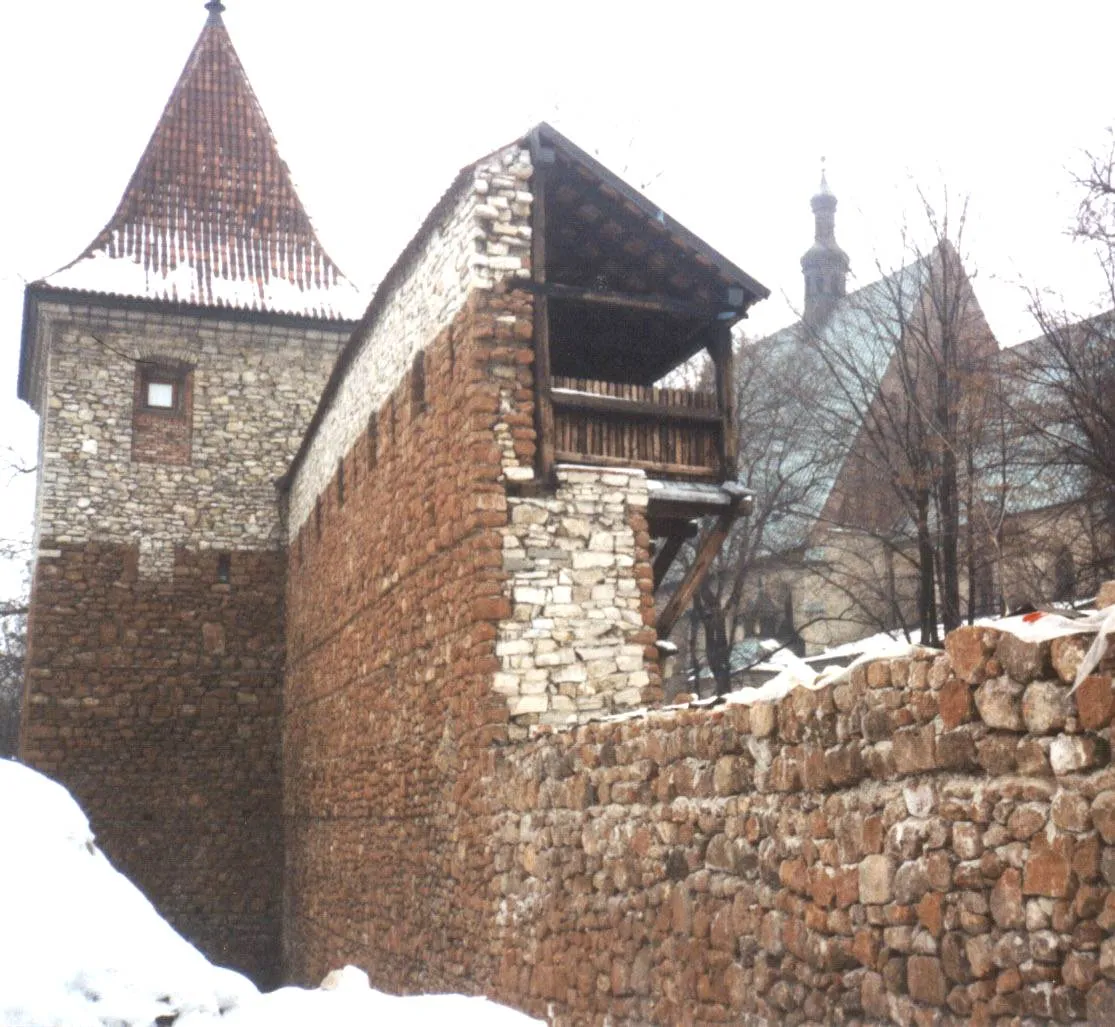 Photo showing: Baszta i fragment murów obronnych w Olkuszu. W tle kościół św. Andrzeja.