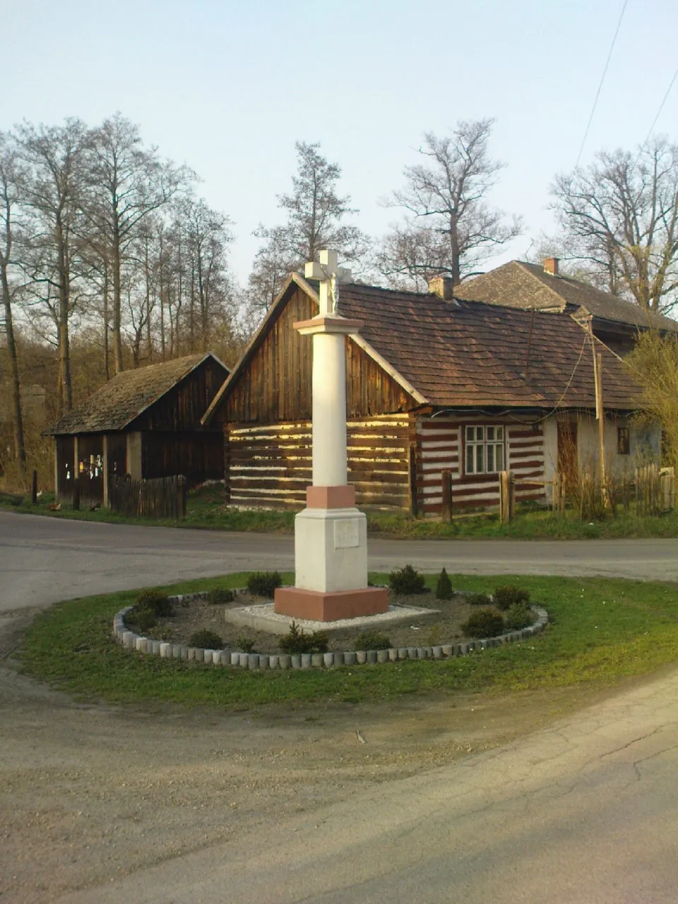 Photo showing: Krzyz i stary dom w Okleśnej