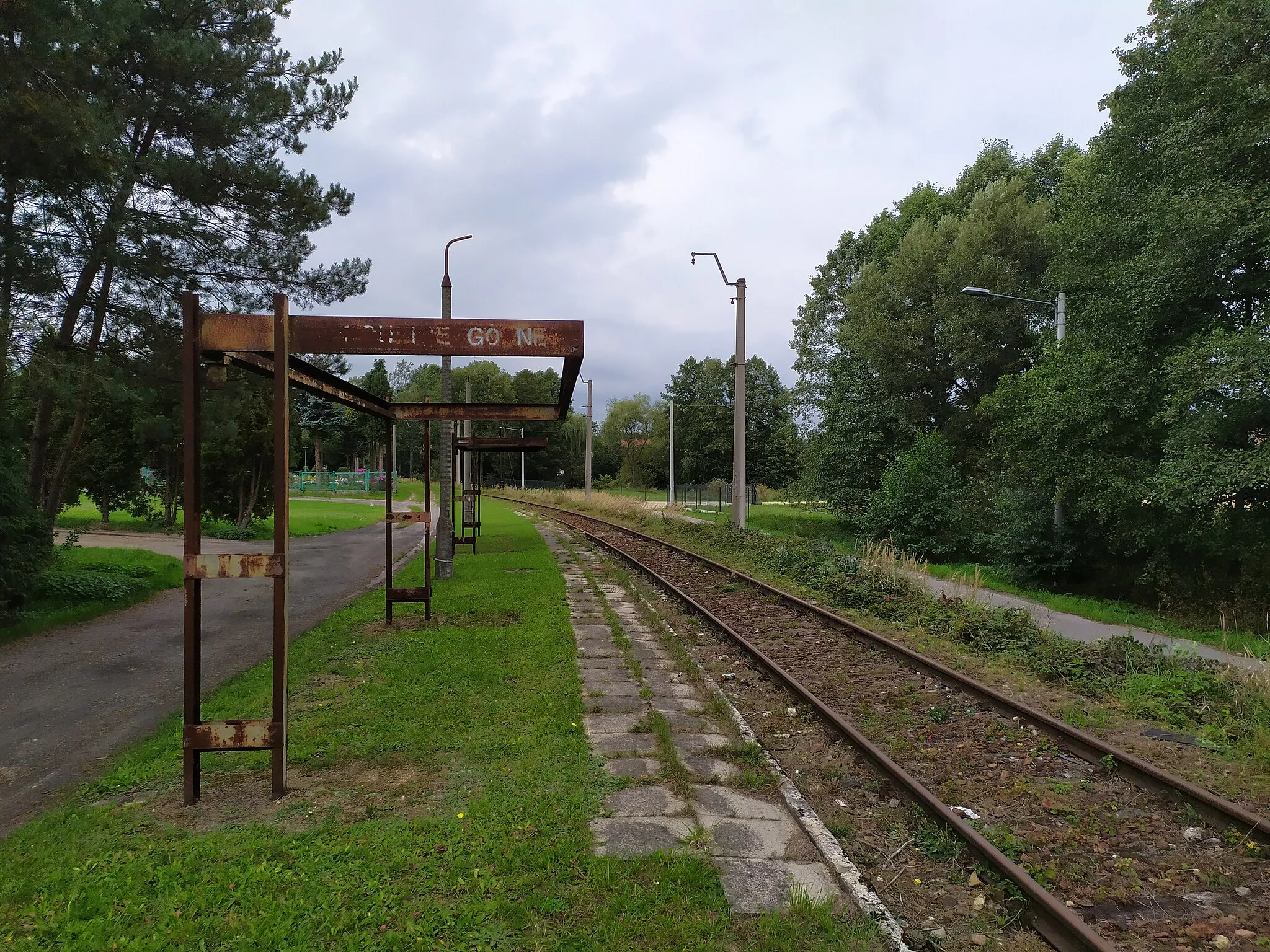 Photo showing: Przystanek kolejowy Regulice Górne w 2019 roku (widok w kierunku Trzebini)