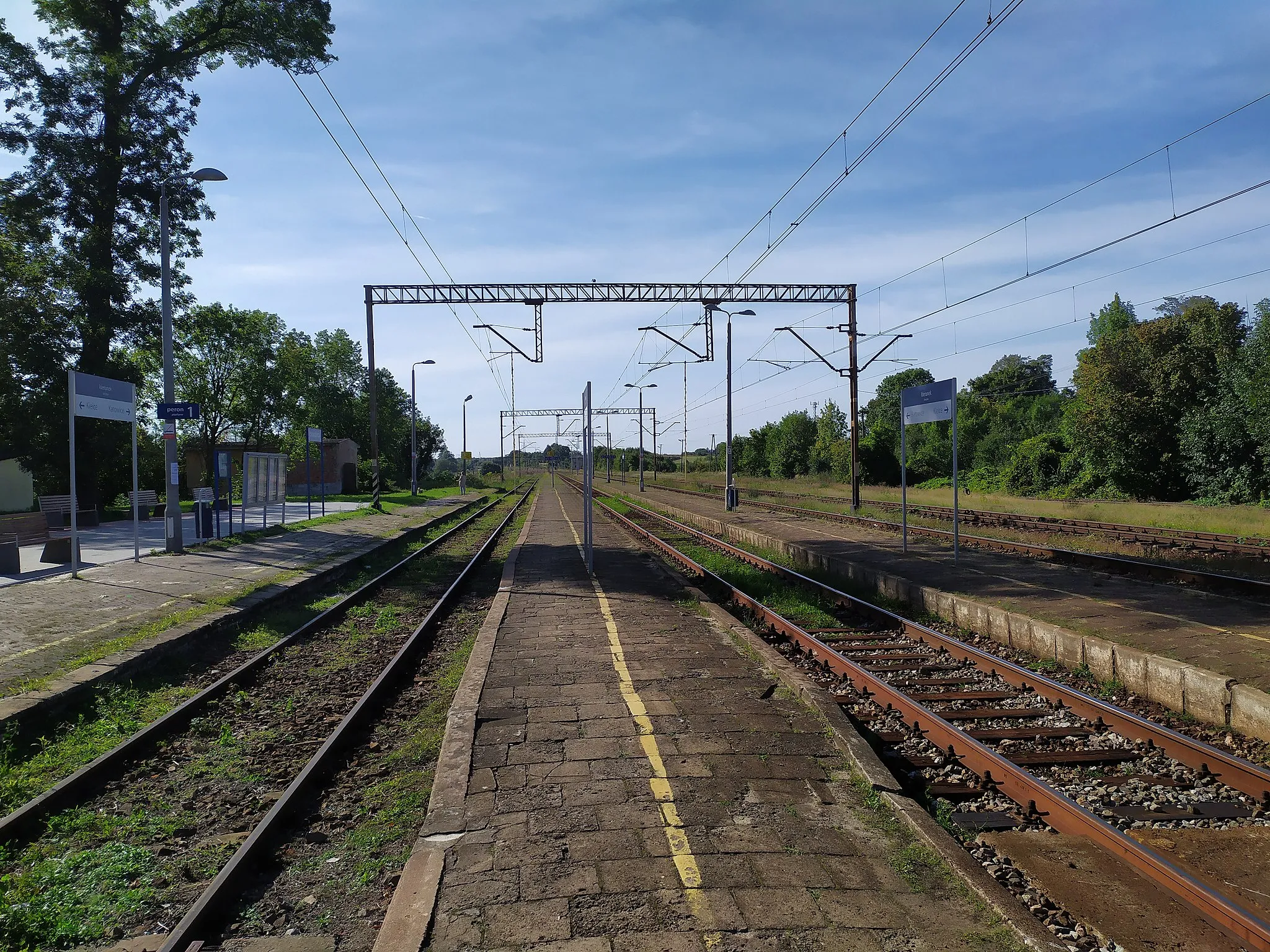 Photo showing: Stacja kolejowa Charsznica w 2019 roku (widok w kierunku Katowic)