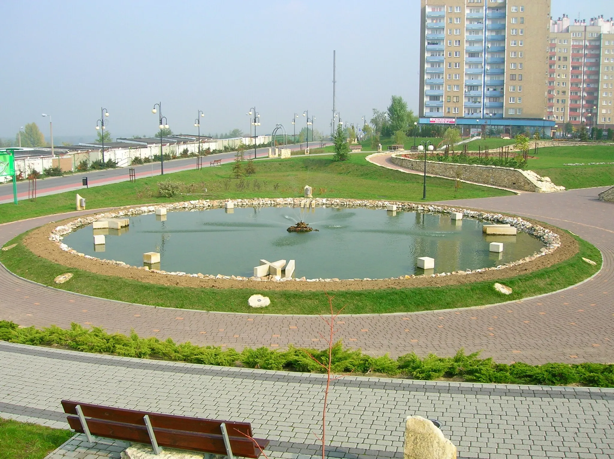 Photo showing: Fontanna w formie zegara wodnego na os. Flagówka w Libiążu.