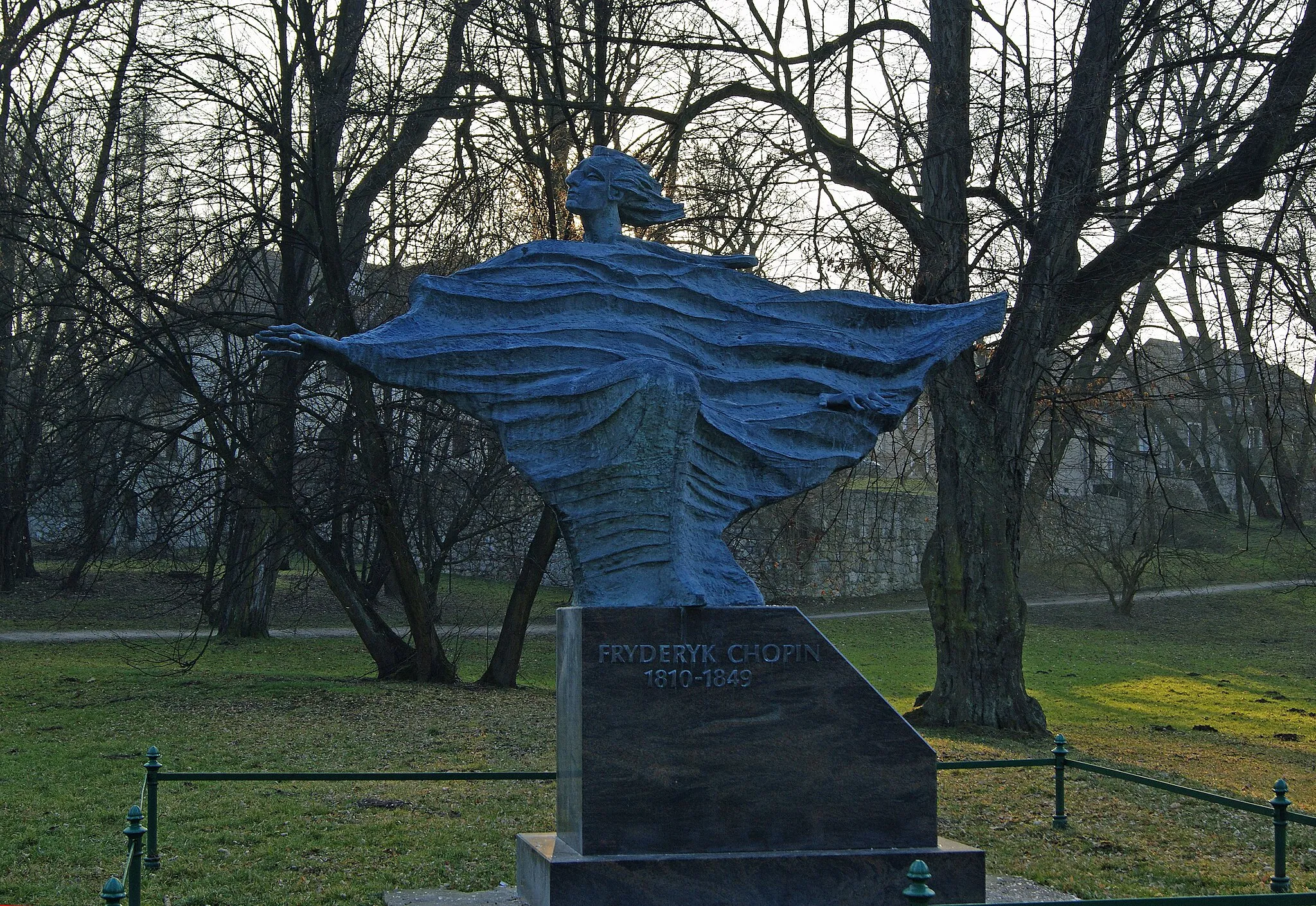 Photo showing: Frédéric Chopin (Polish composer) memorial, 2005 desig. by Bronisław Chromy, Decjusza Park, 28 lipca 1943 roku street, Wola Justowska, Kraków, Poland