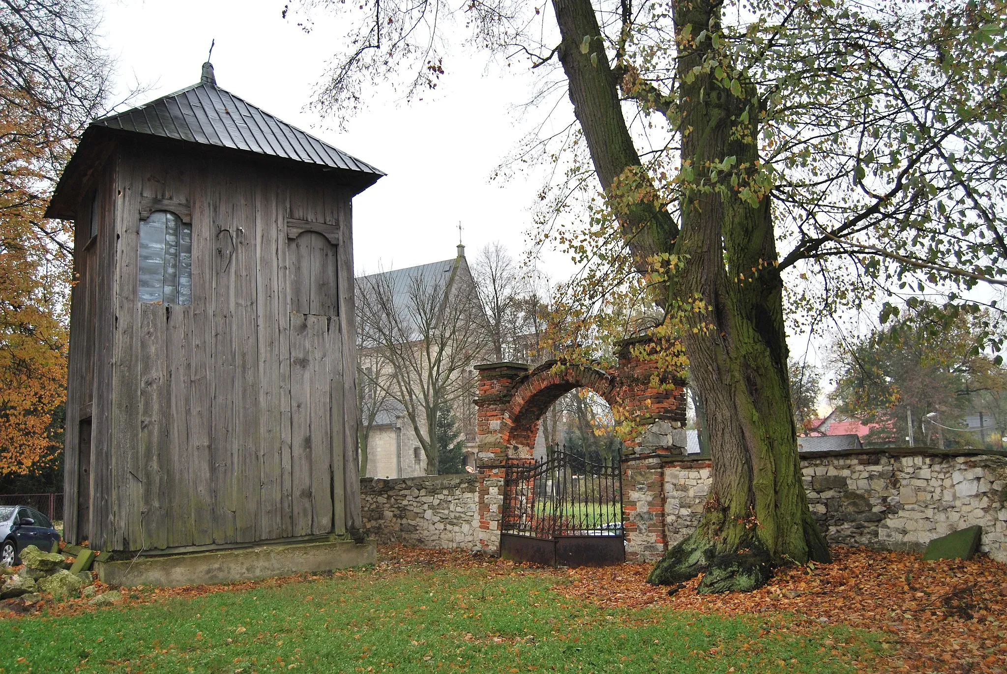 Photo showing: Stary plac kościelny, drewniana dzwonnica i brama (2012).
