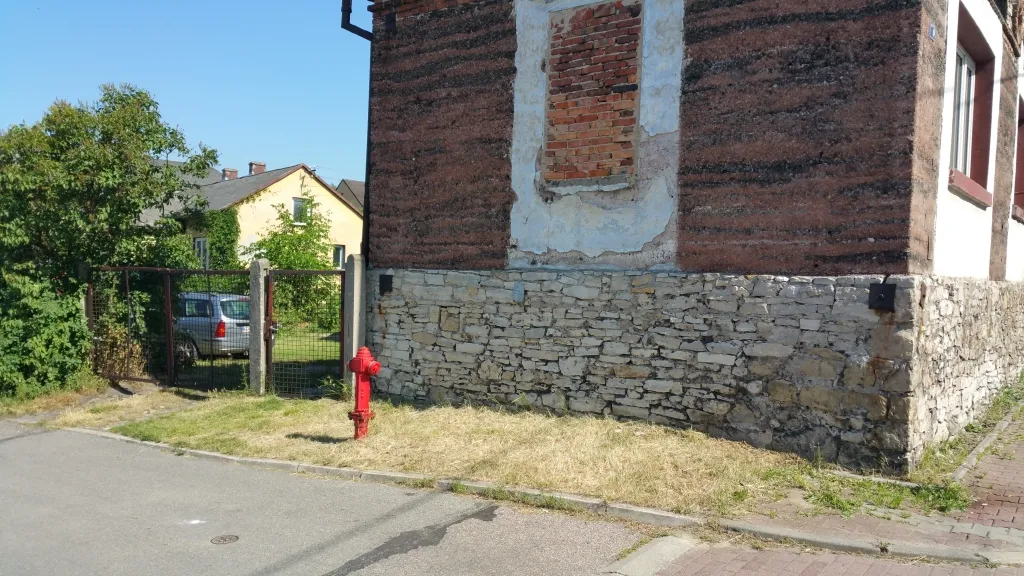 Photo showing: This fire-fighting facility can be inspected and edited within OsmHydrant (show).

English | français | +/−