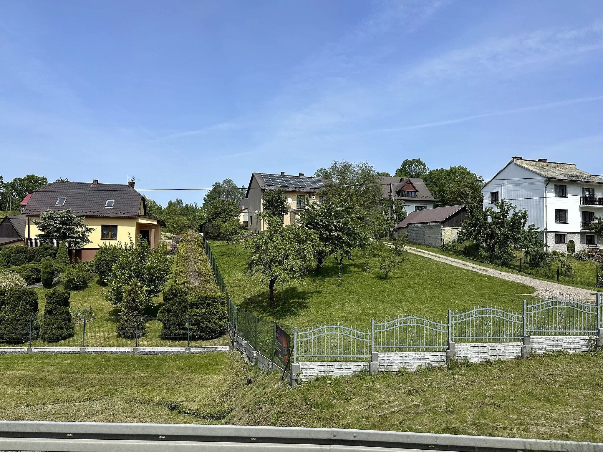 Photo showing: Panoramiczna 2 and other houses in Brodła village in Chrzanów County, Lesser Poland Voivodeship, Poland